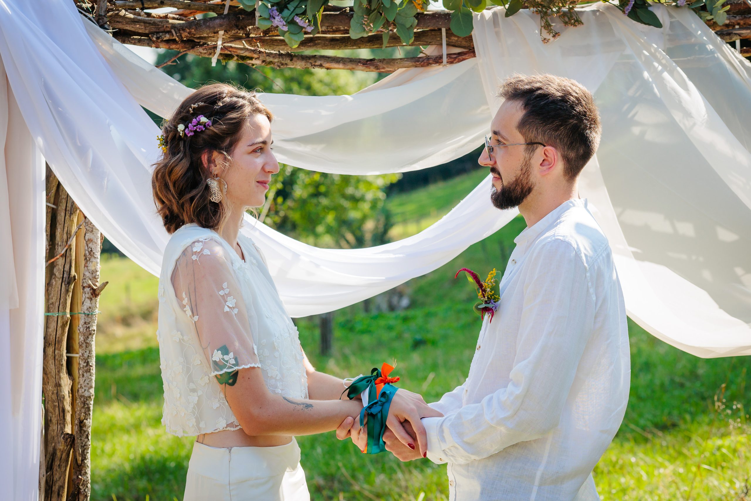 Rituel des rubans lors d'une cérémonie laïque, Photo prise par Florian Fauvarque, photographe de mariage écoresponsable en Isère à Grenoble
