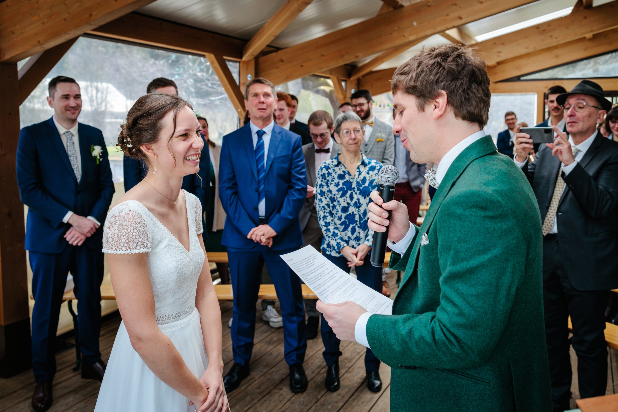 Cérémonie de mariage émotive avec discours, photo prise par Florian Fauvarque photographe de mariage à Grenoble et en Isère