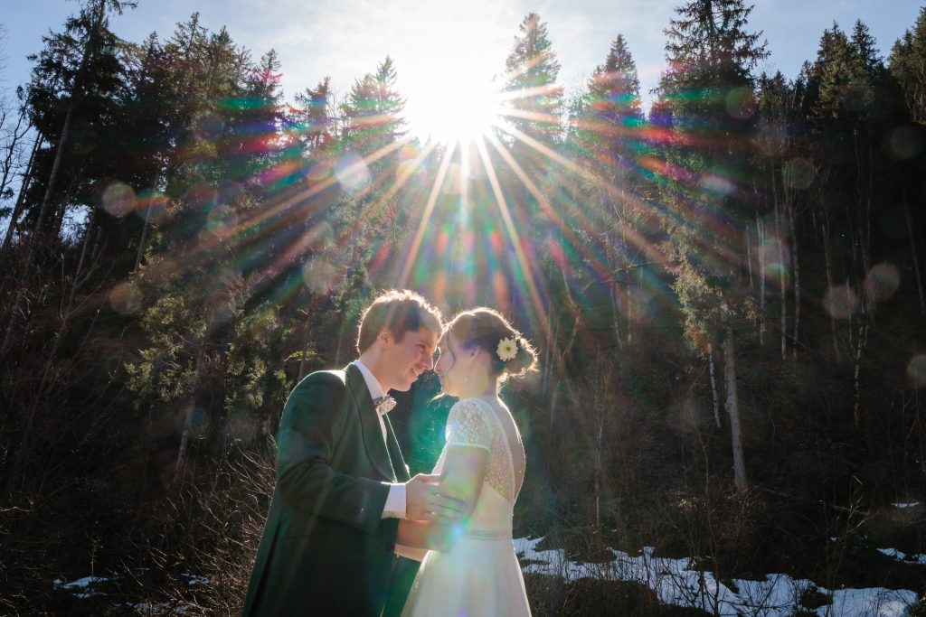 Séance couple sous les rayons du soleil, photo prise par Florian Fauvarque, photographe de mariage écoresponsable à grenoble en isere