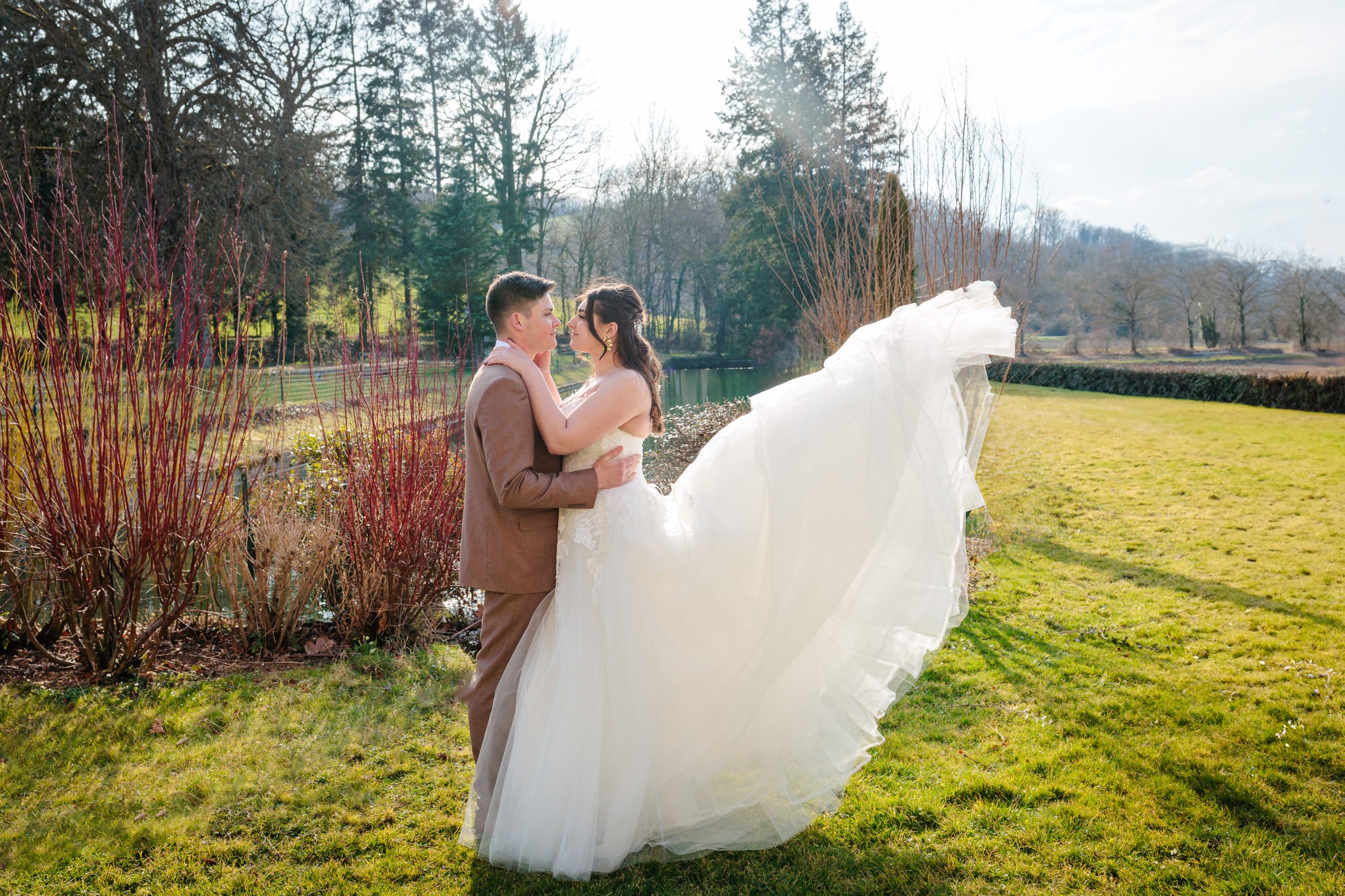 Mariage de Régina et Grégory, séance couple jardin. Photo prise par Florian Fauvarque, photographe de mariage écoresponsable à Grenoble en Isère.