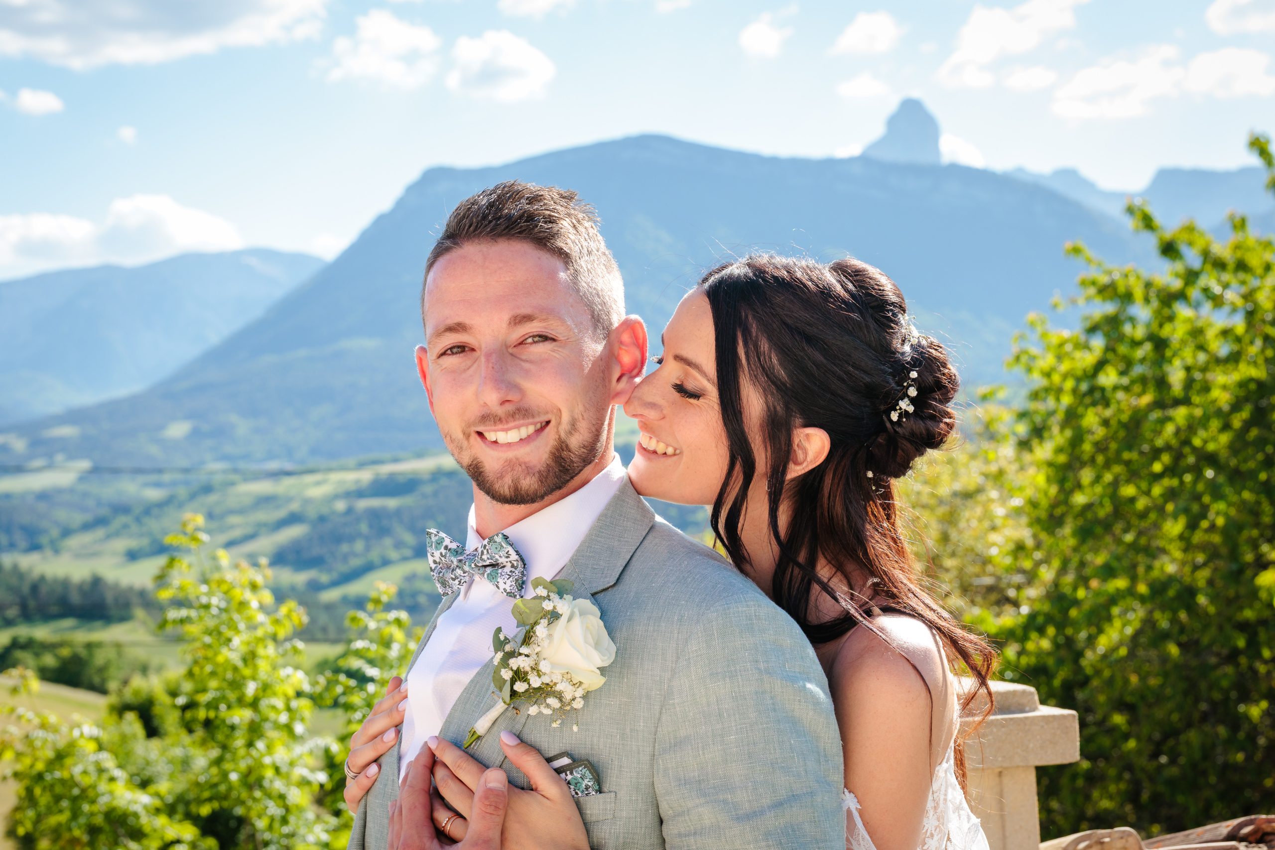 Mariage en montagne avec vue sur le mont Aiguille, photo prise par Florian Fauvarque photographe de mariage à Grenoble et en Isère