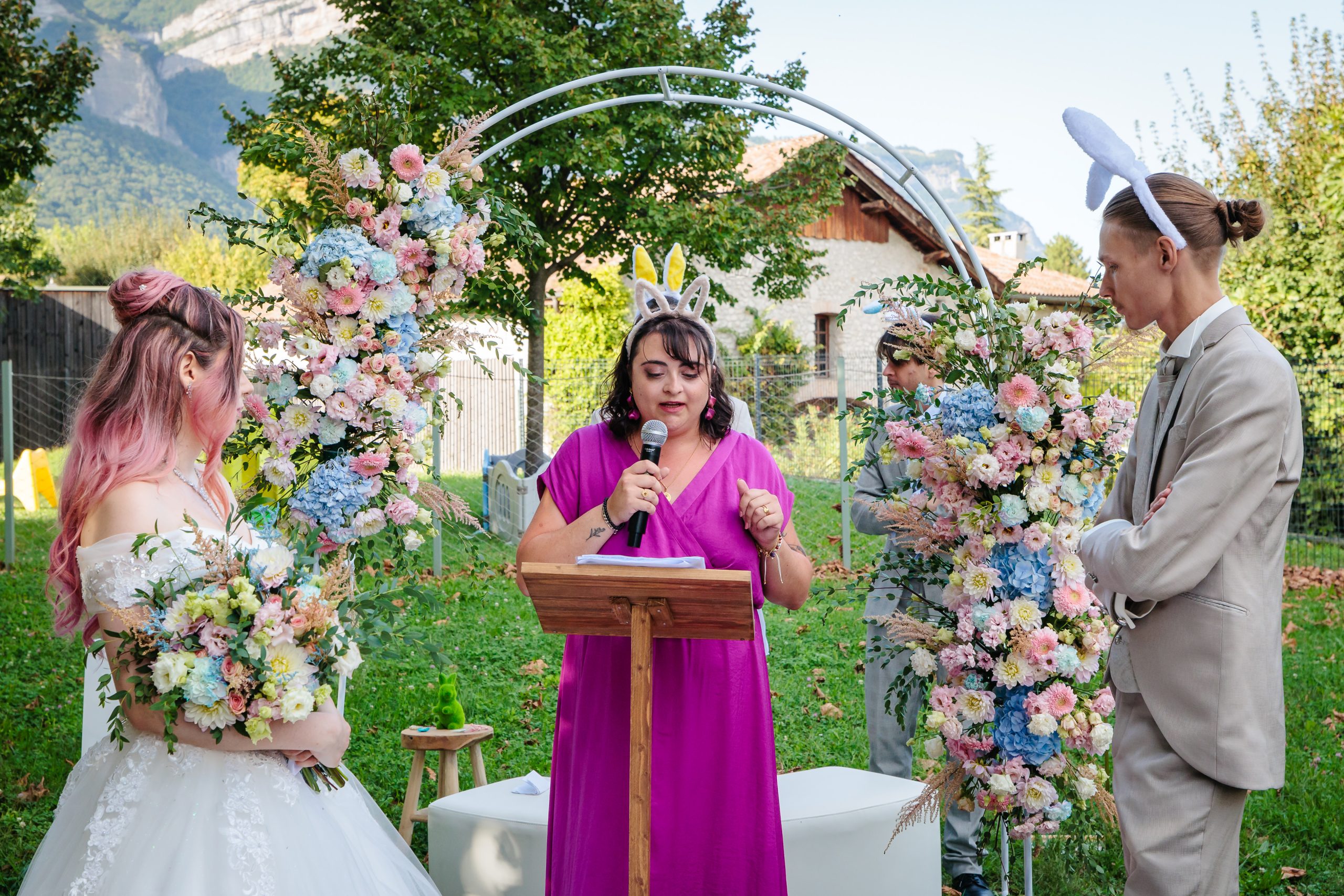 Officiant de cérémonie laïque. Photo prise par Florian Fauvarque, photographe de mariage écoresponsable en Isère à Grenoble
