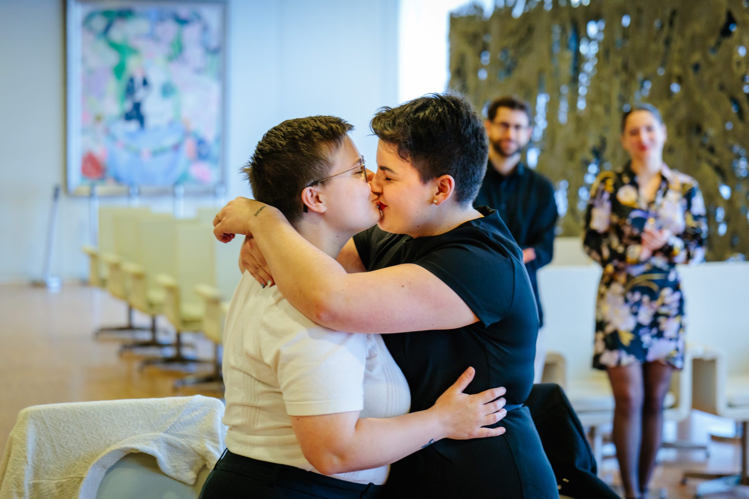 Baiser à la mairie d'un couple lesbien. Photo prise par Florian Fauvarque, photographe de mariage écoresponsable en Isère à Grenoble