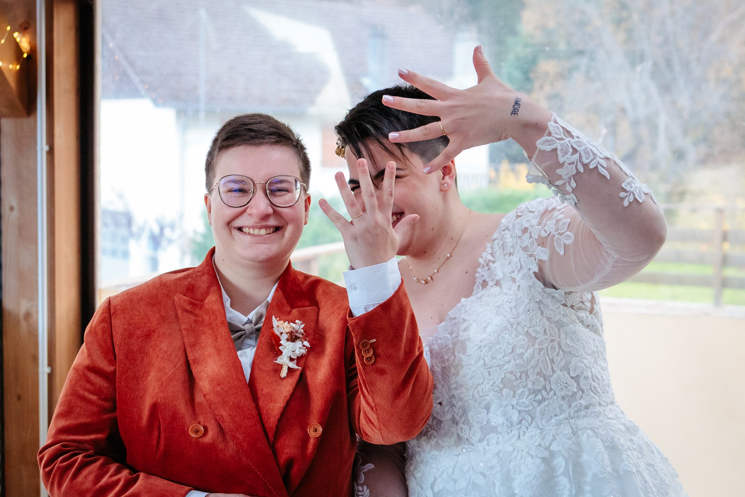 Mariées montrant leurs alliances. Photo prise par Florian Fauvarque, photographe de mariage écoresponsable en Isère à Grenoble