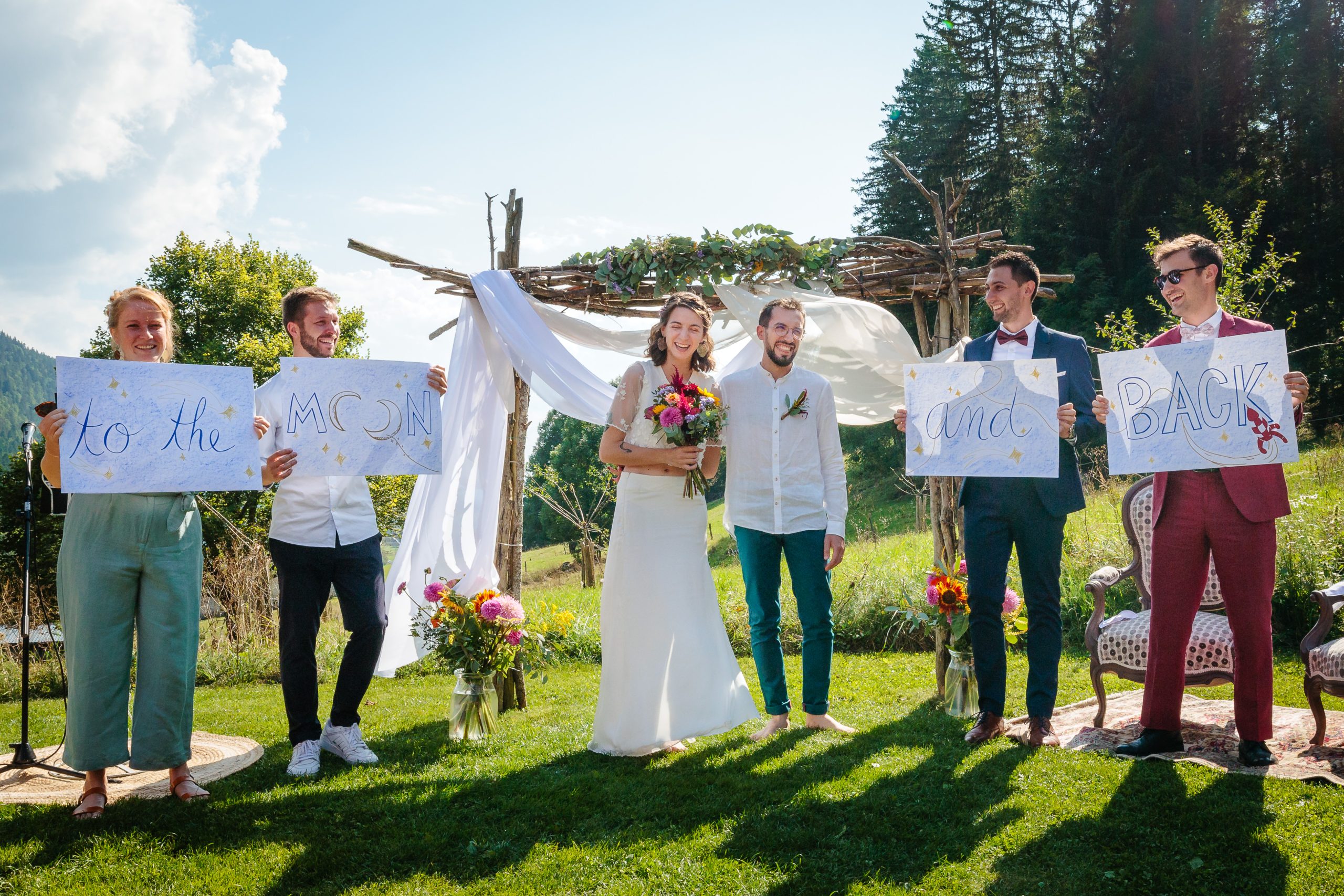Mariés et témoins devant l'hôtel. Photo prise par Florian Fauvarque, photographe de mariage écoresponsable en Isère à Grenoble