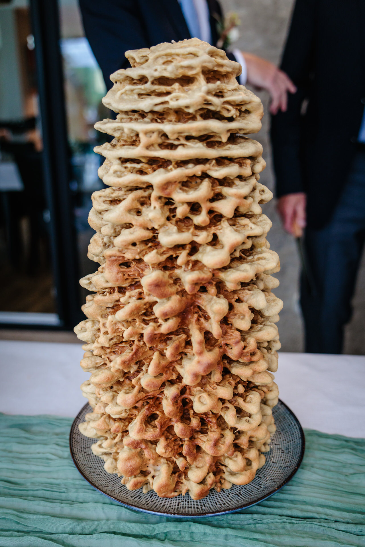 Gâteau à la broche des Pyrénées, photo prise par Florian Fauvarque photographe de mariage à Grenoble et en Isère