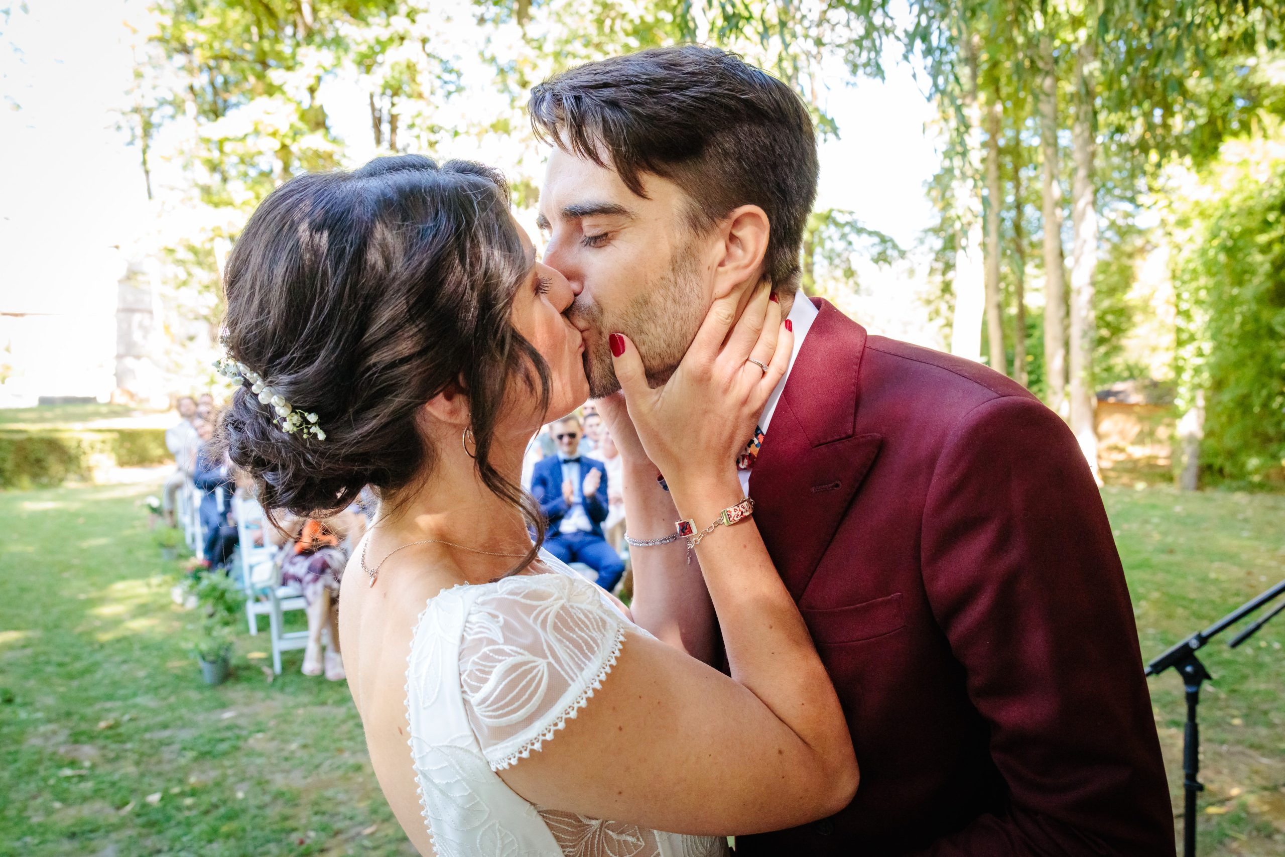 Mariés qui s'embrassent à la fin de la cérémonie, photo prise par Florian Fauvarque photographe de mariage à Grenoble et en Isère