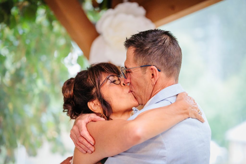 Mariés qui s'embrassent à la fin de la cérémonie, photo prise par Florian Fauvarque photographe de mariage à Grenoble et en Isère