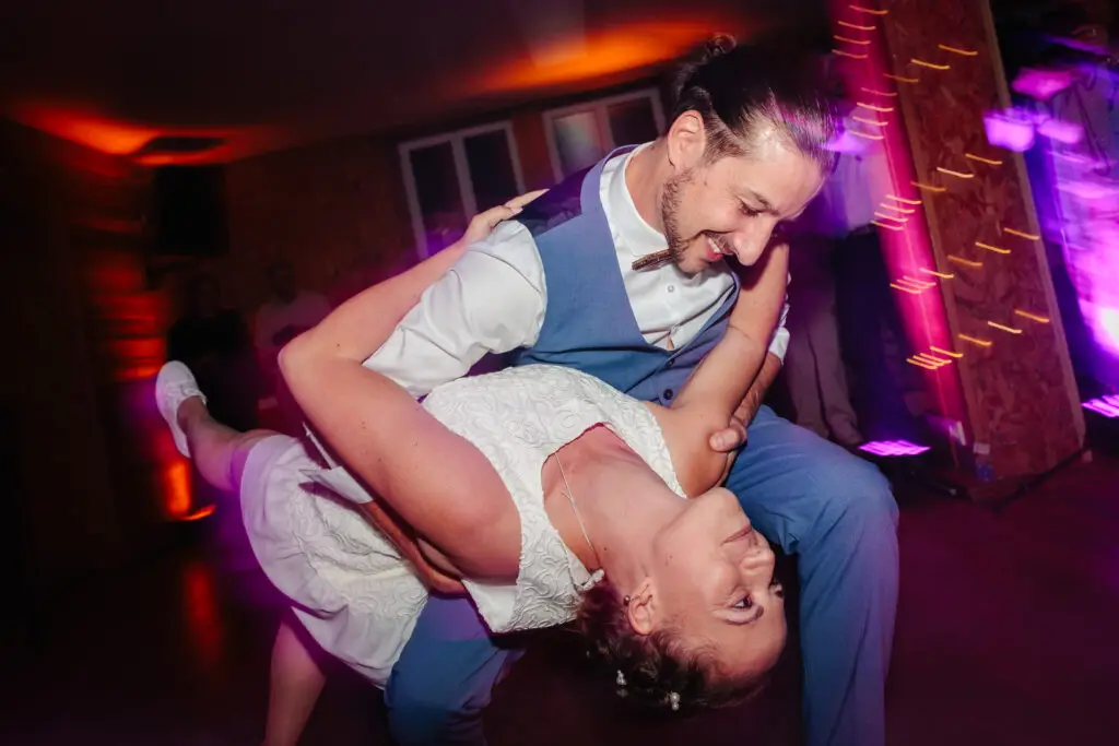 Première dance de Lola et Florent au gite L'Essentiel, photo prise par Florian Fauvarque photographe de mariage à Grenoble et en Isère