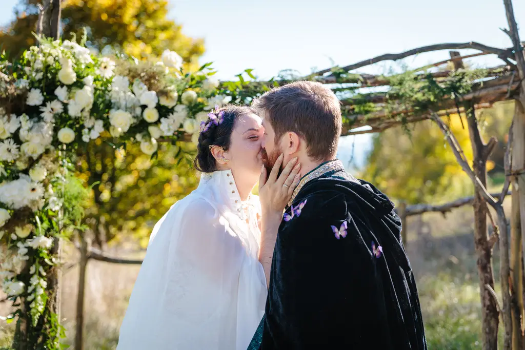 Couple s'embrassant lors de leur mariage en plein air, photo prise par Florian Fauvarque photographe de mariage à Grenoble et en Isère