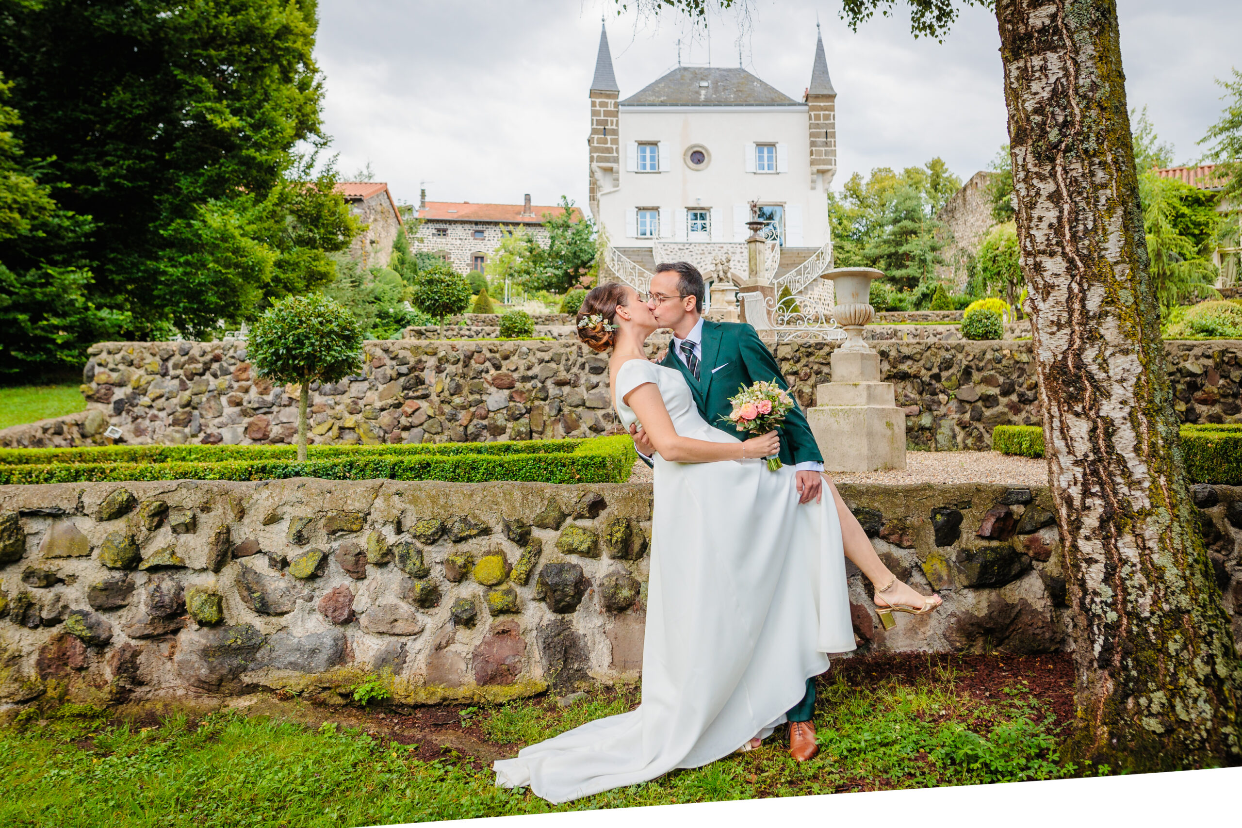 Mariés devant un magnifique château, photo prise par Florian Fauvarque photographe de mariage à Grenoble et en Isère