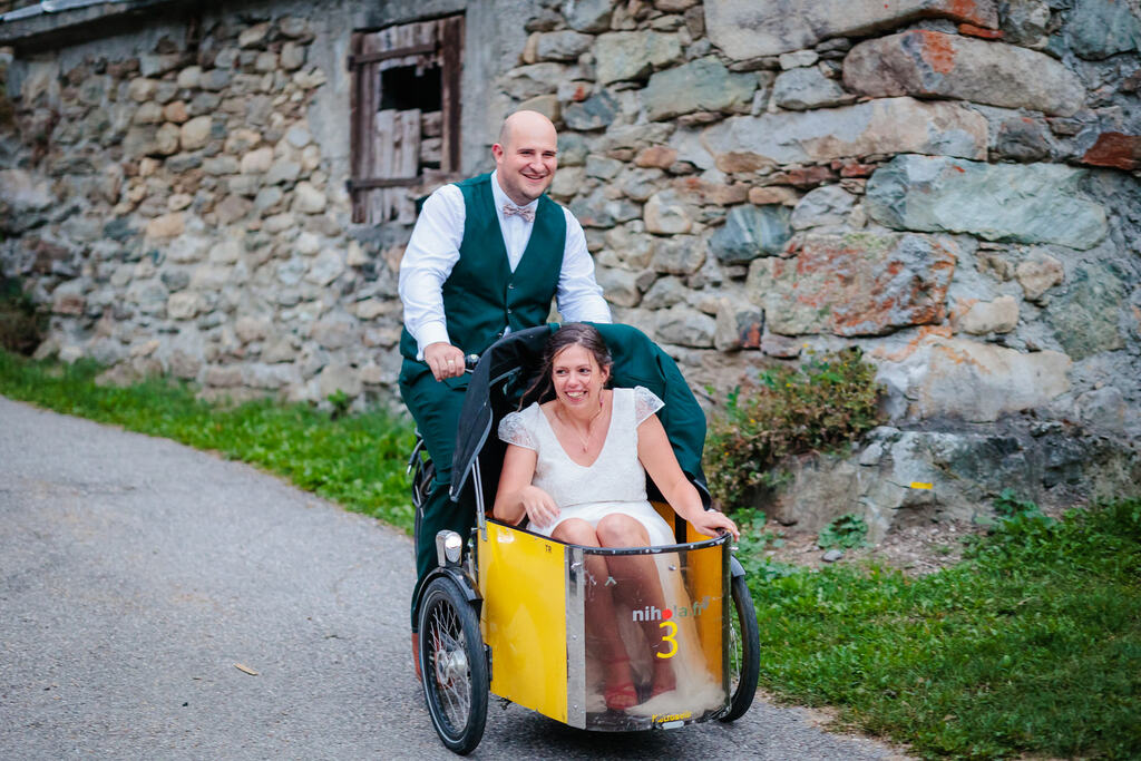 Couple sur un vélo original, photo prise par Florian Fauvarque photographe de mariage à Grenoble et en Isère