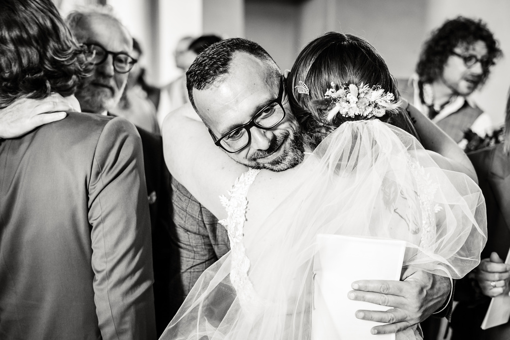 Calin d'un proche à la mariée, photo prise par Florian Fauvarque photographe de mariage à Grenoble et en Isère