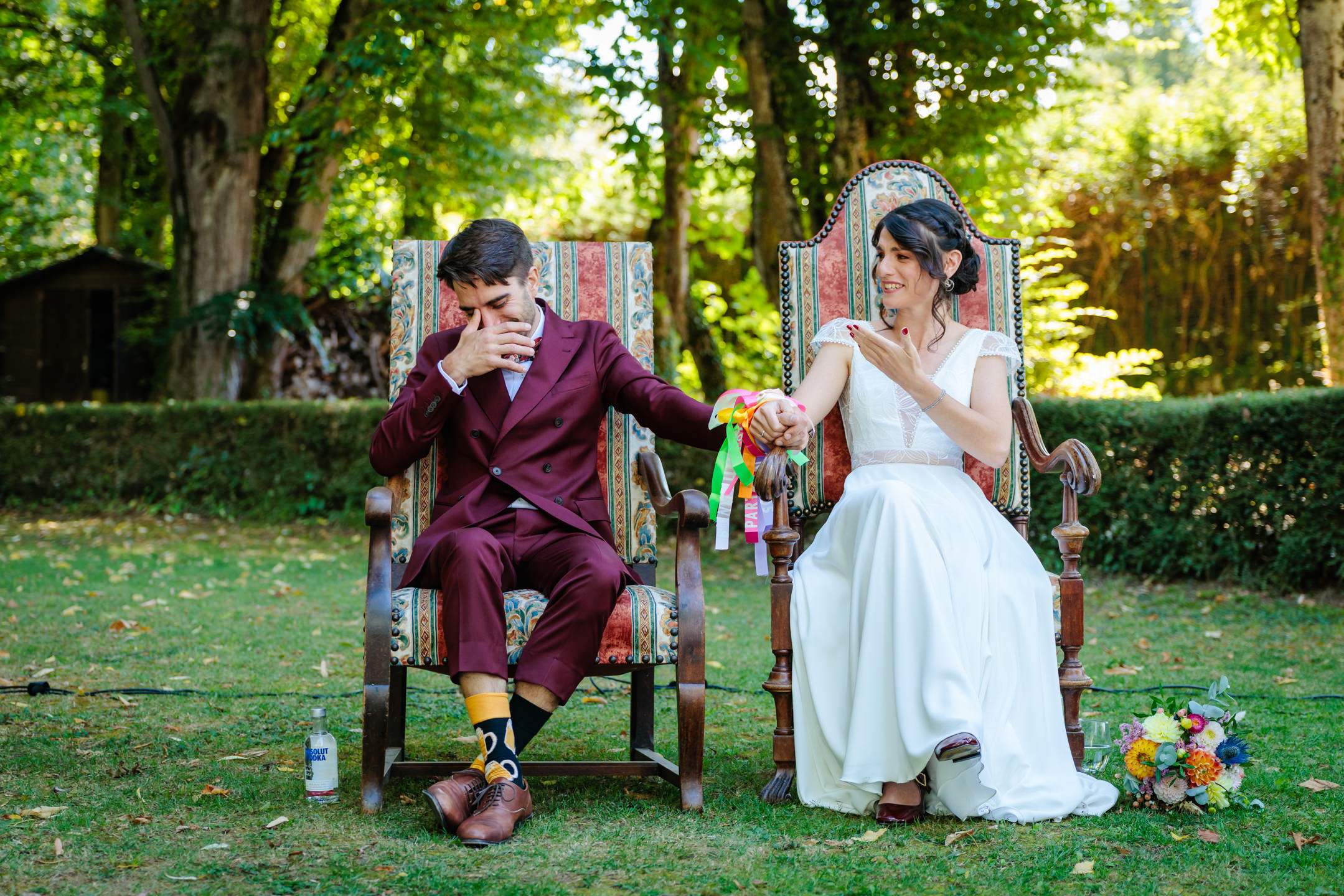 Emotion lors du rituel des rubans en cérémonie laïque, photo prise par Florian Fauvarque photographe de mariage à Grenoble et en Isère
