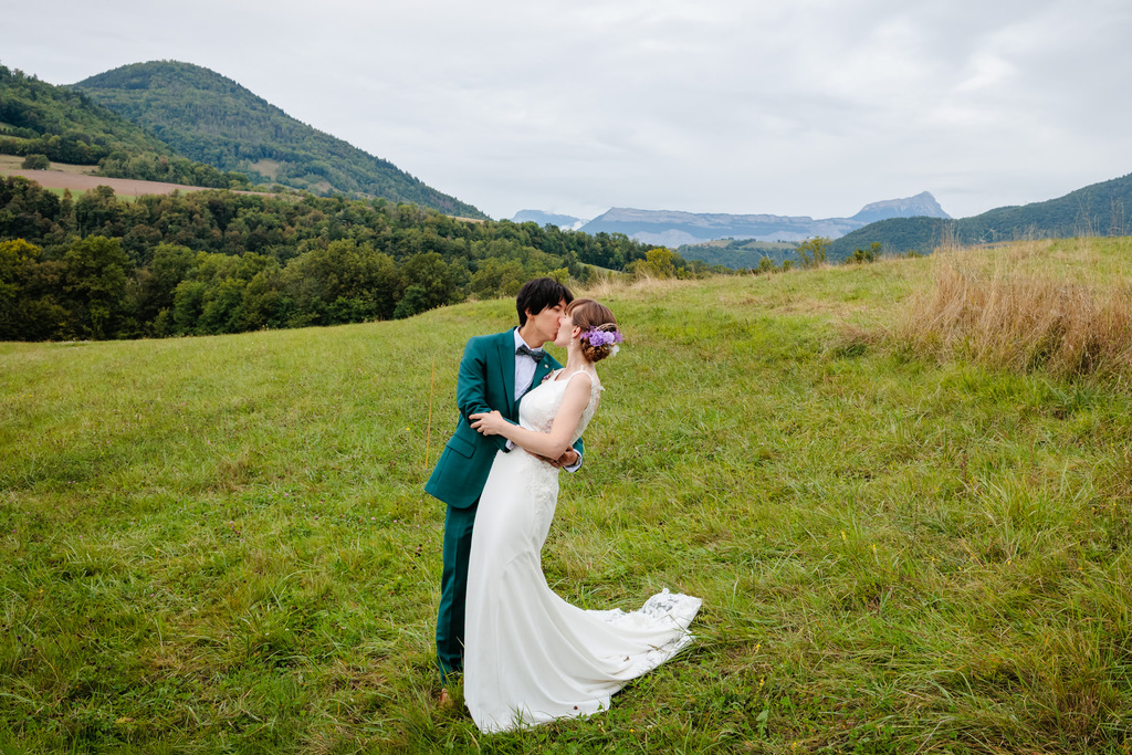 Couple mixte s'embrassant à la montagne, photo prise par Florian Fauvarque photographe de mariage à Grenoble et en Isère