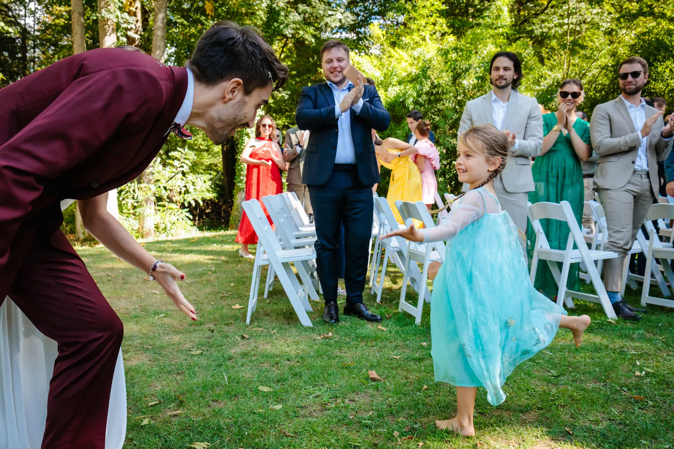 Enfant qui courre vers les mariés, photo prise par Florian Fauvarque photographe de mariage à Grenoble et en Isère