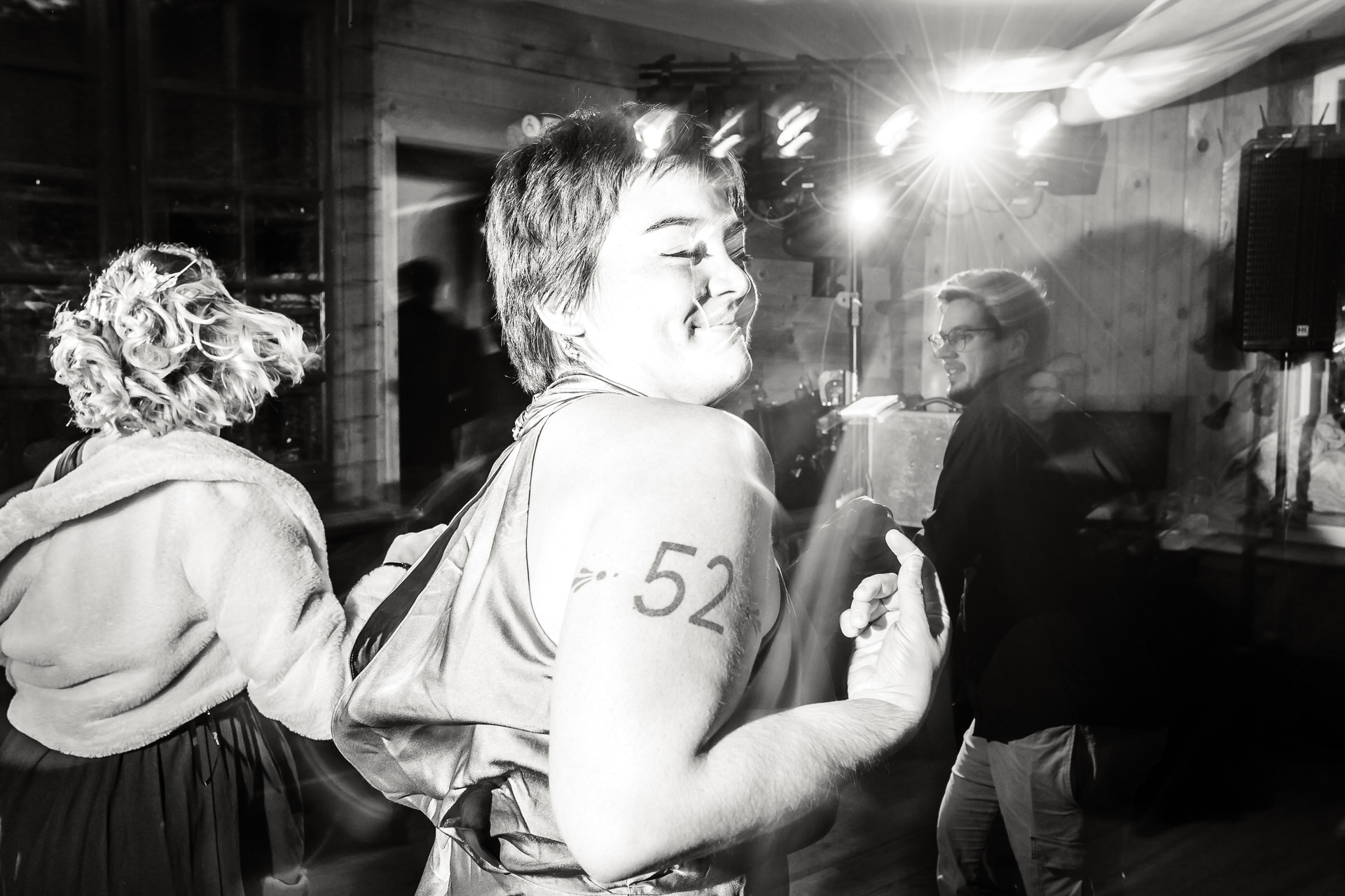 Femme cheveux court qui danse, photo prise par Florian Fauvarque photographe de mariage à Grenoble et en Isère