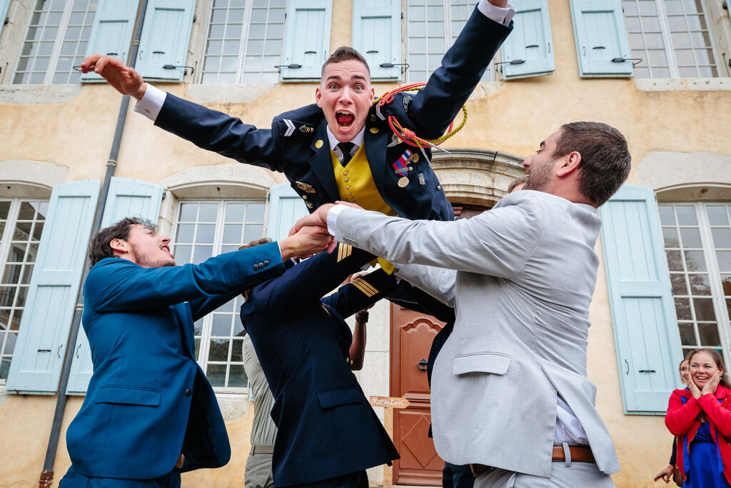Lancé de marié, photo prise par Florian Fauvarque photographe de mariage à Grenoble et en Isère