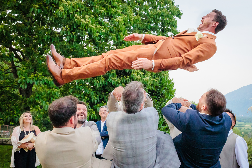 Lancé de marié, photo prise par Florian Fauvarque photographe de mariage à Grenoble et en Isère