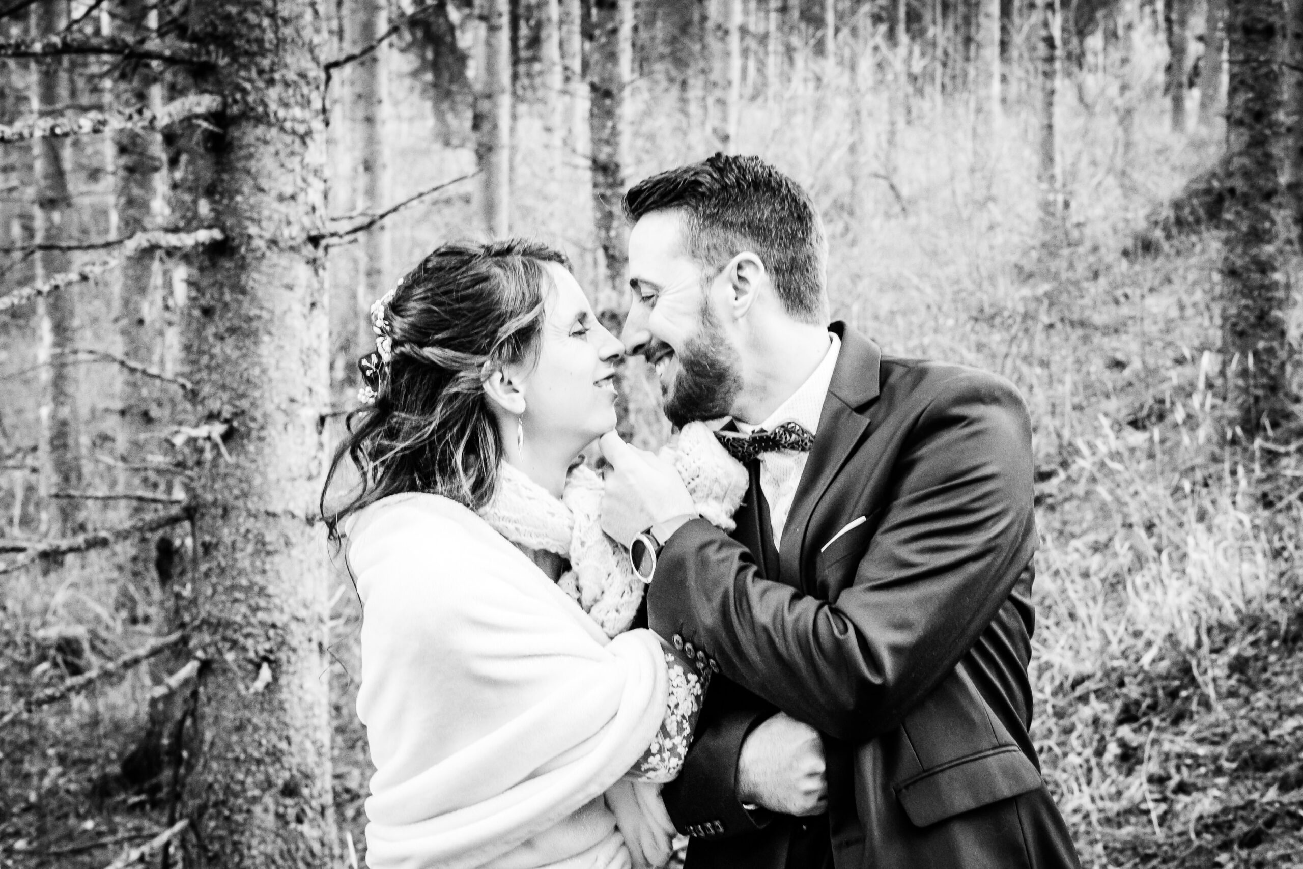 Couple en forêt, photo prise par Florian Fauvarque photographe de mariage à Grenoble et en Isère