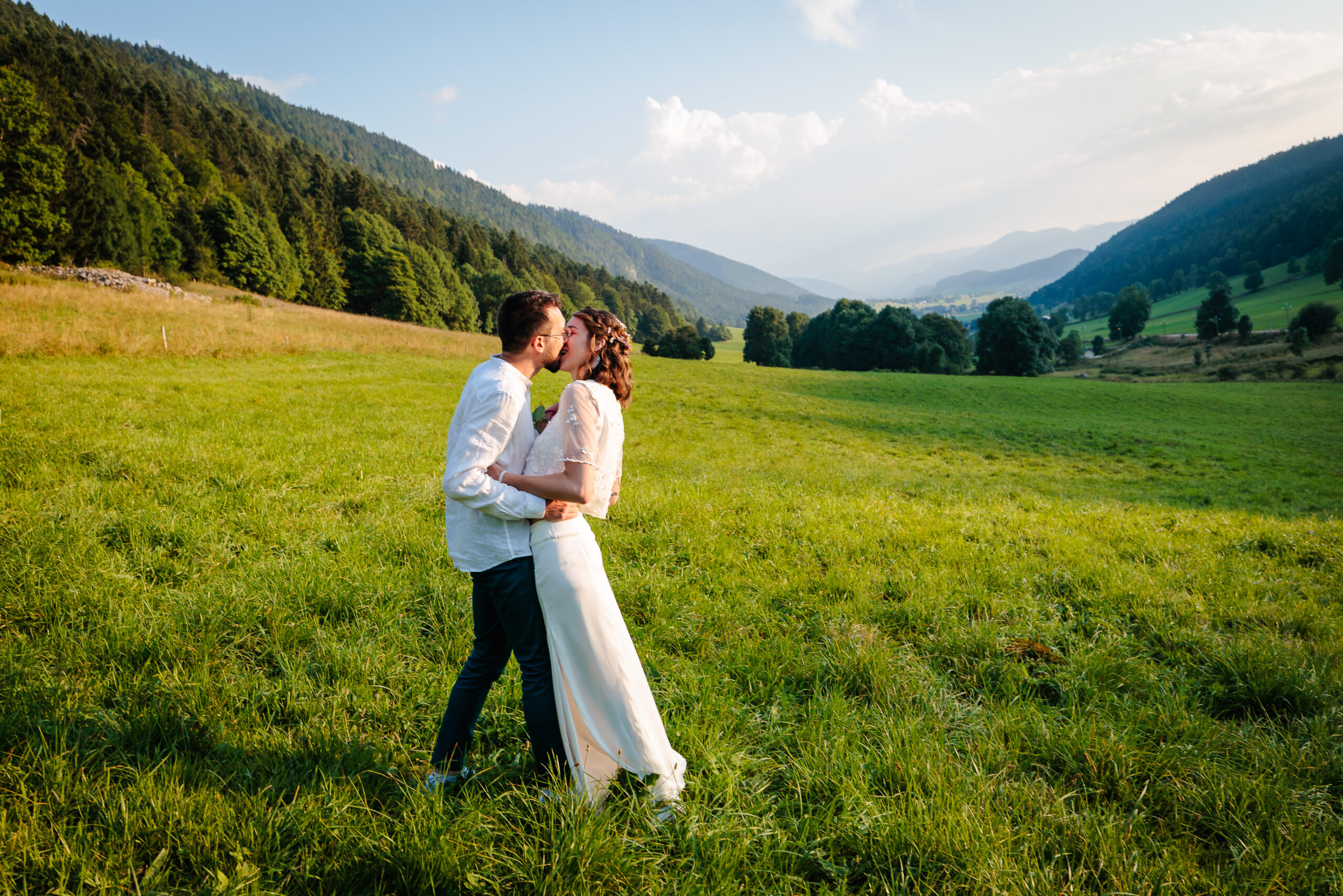 Mariés s'embrassant à la montagne, photo prise par Florian Fauvarque photographe de mariage à Grenoble et en Isère