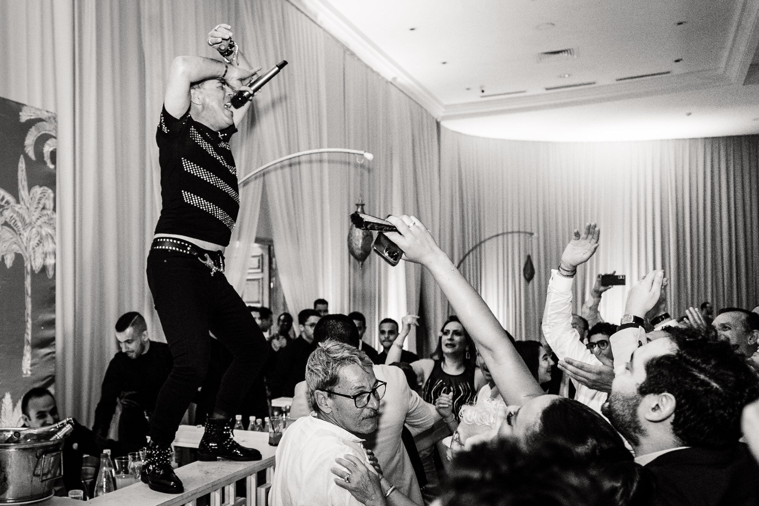 Soirée de mariage avec concert, photo prise par Florian Fauvarque photographe de mariage à Grenoble et en Isère