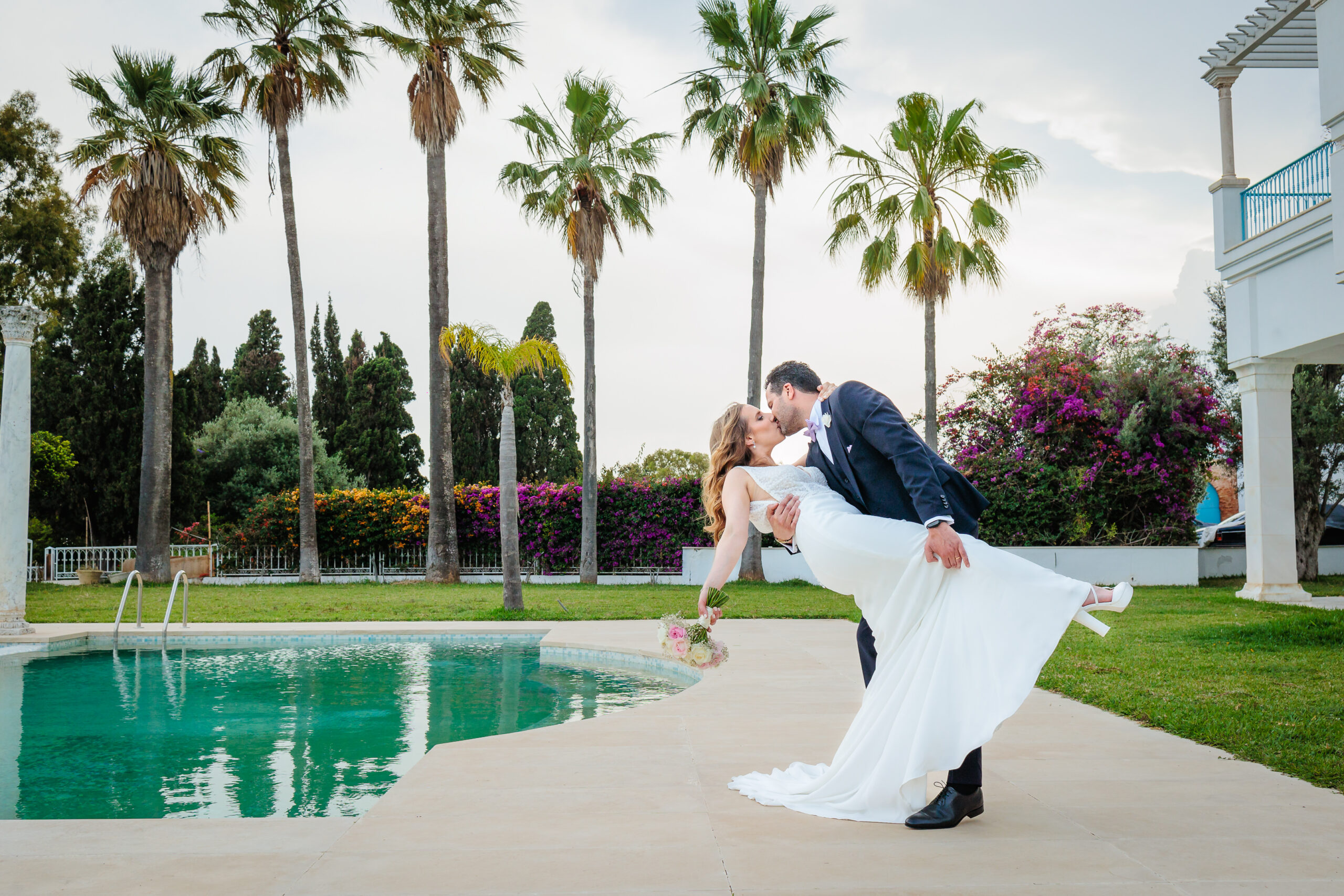 Couple dans un domaine de luxe, photo prise par Florian Fauvarque photographe de mariage à Grenoble et en Isère