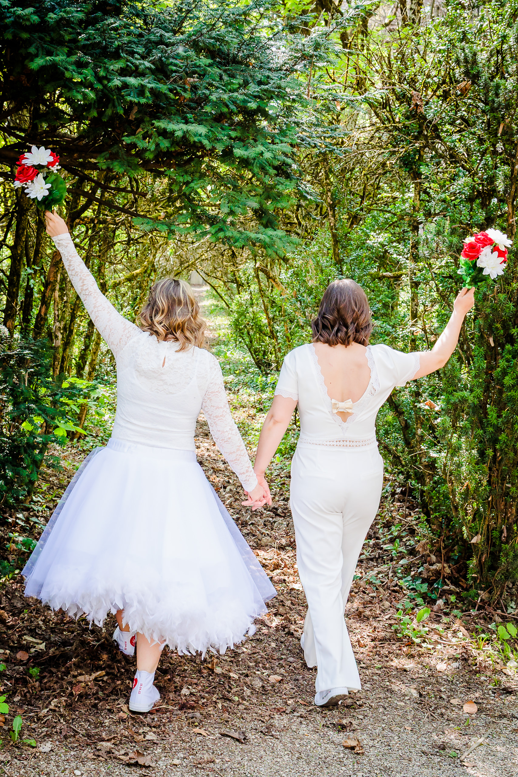 Mariées lesbiennes en forêt, photo prise par Florian Fauvarque photographe de mariage écoresponsable à Grenoble en Isère