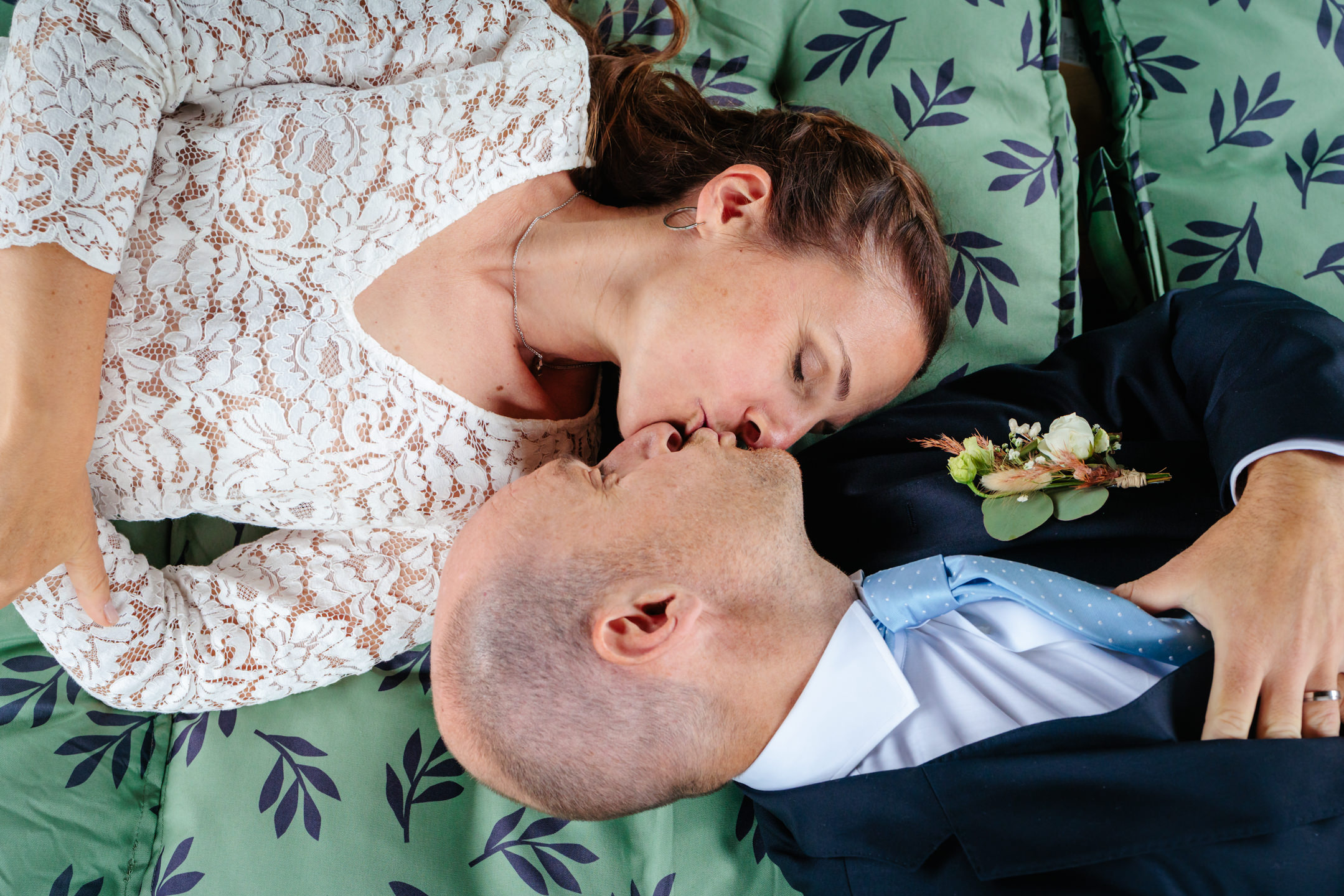 Couple allongé qui s'embrasse, photo prise par Florian Fauvarque photographe de mariage à Grenoble et en Isère