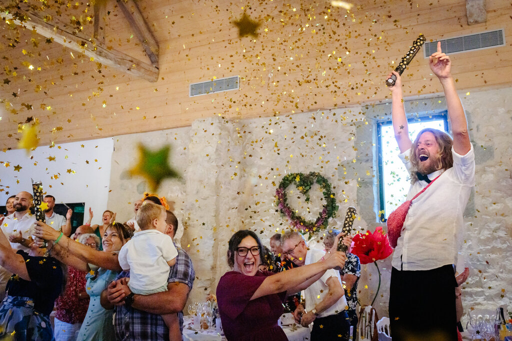 Arrivée des mariés fun, photo prise par Florian Fauvarque photographe de mariage à Grenoble et en Isère