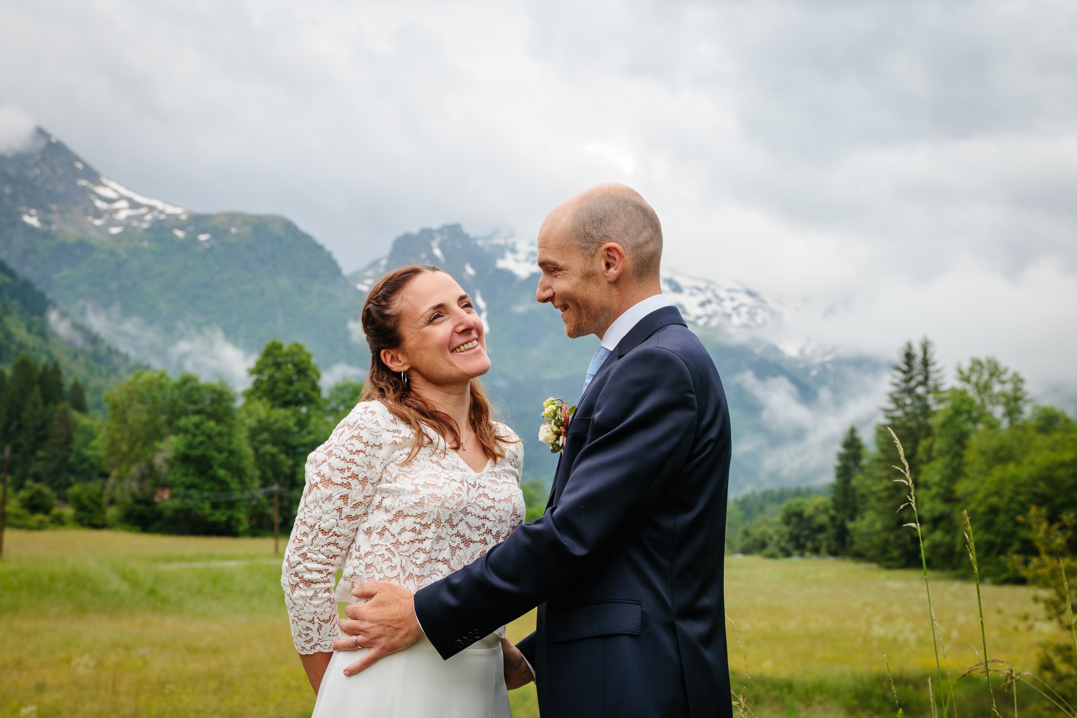 Mariés dans une prairie, photo prise par Florian Fauvarque photographe de mariage à Grenoble et en Isère
