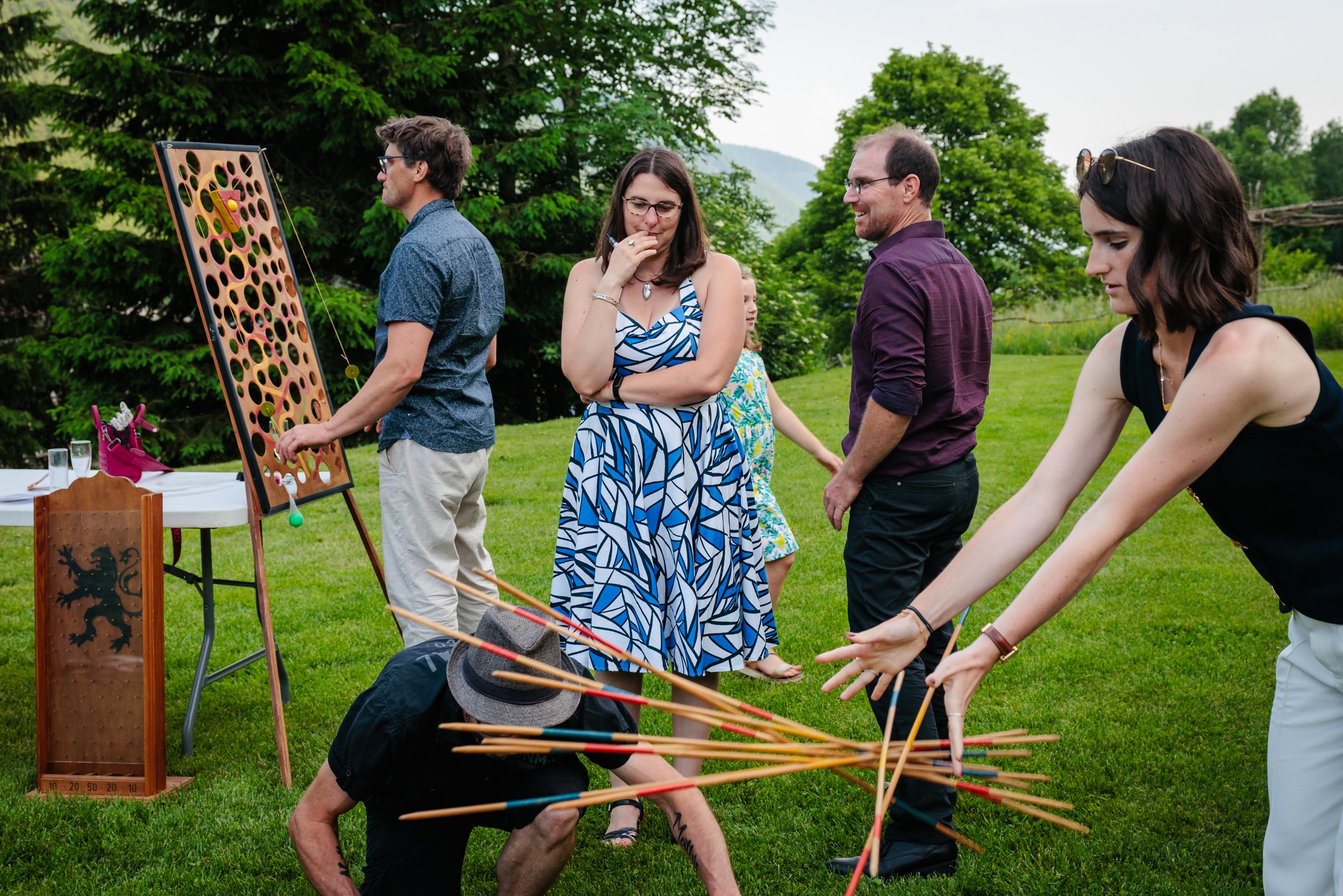 Jeu des mikados pendant le vin d'honneur, photo prise par Florian Fauvarque photographe de mariage à Grenoble et en Isère