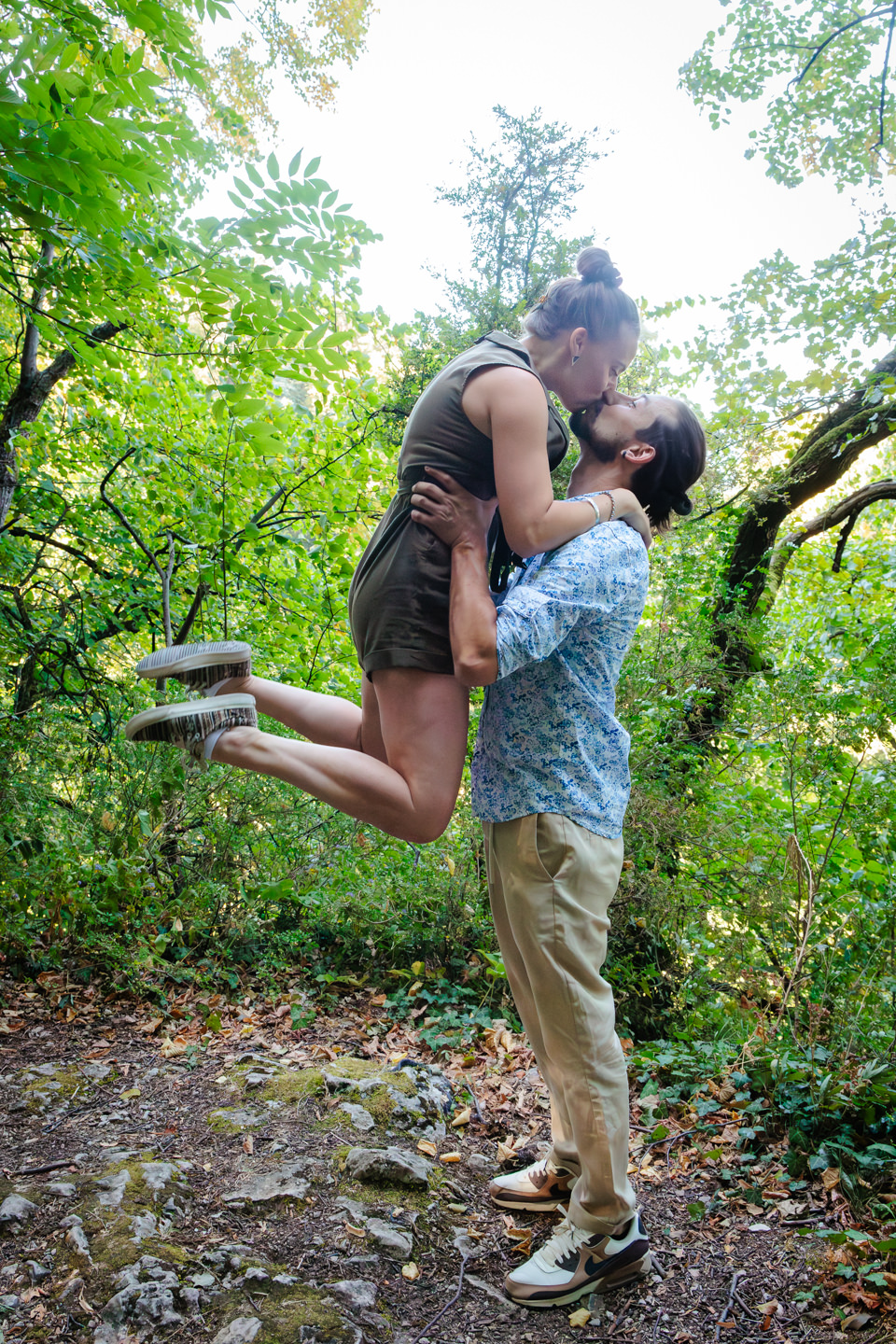 Portée d'un couple dans la fôret, photo prise par Florian Fauvarque photographe de mariage à Grenoble et en Isère