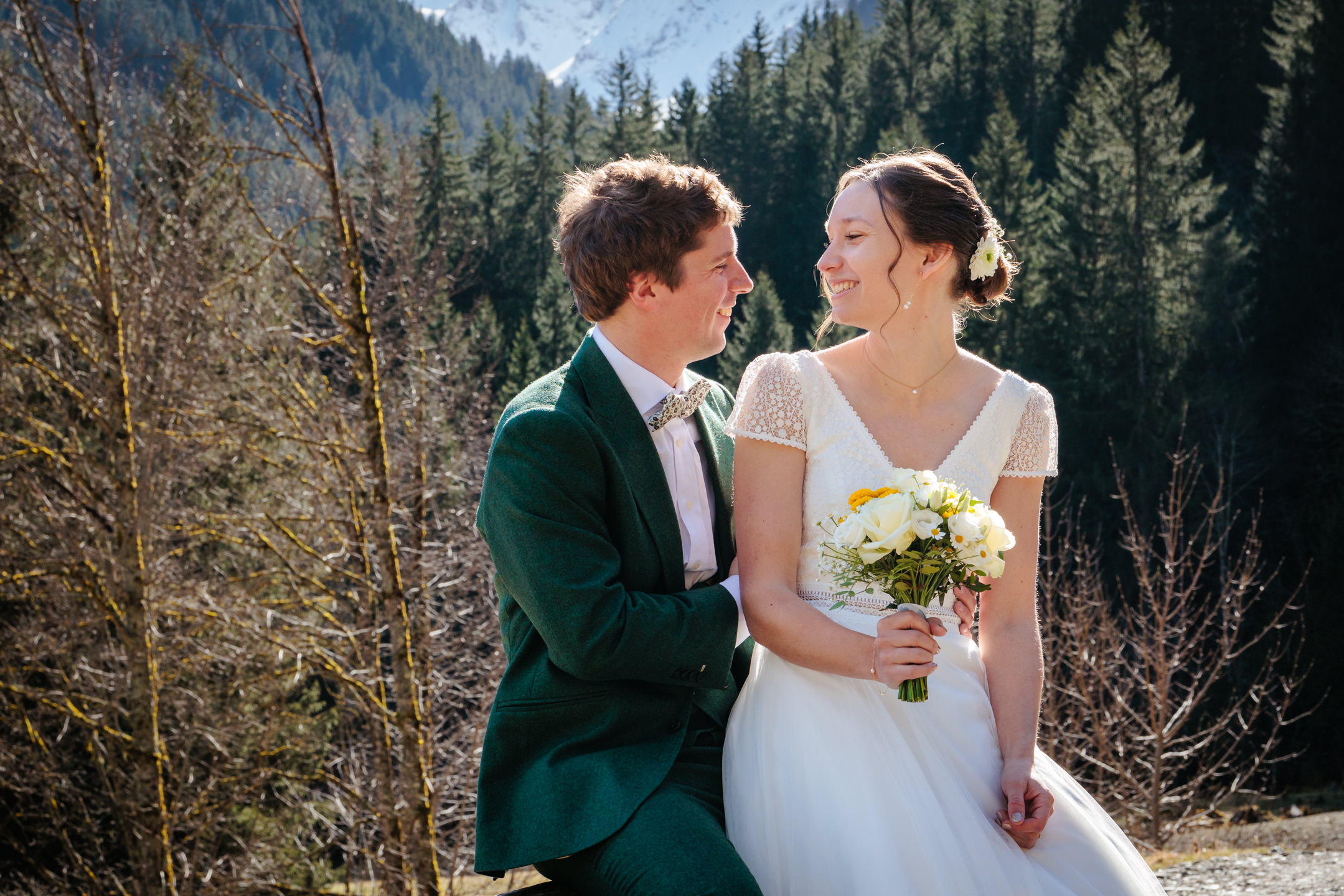 Mariés dans la forêt, photo prise par Florian Fauvarque photographe de mariage à Grenoble et en Isère