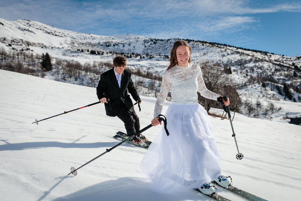 Mariés en ski, photo prise par Florian Fauvarque photographe de mariage à Grenoble et en Isère