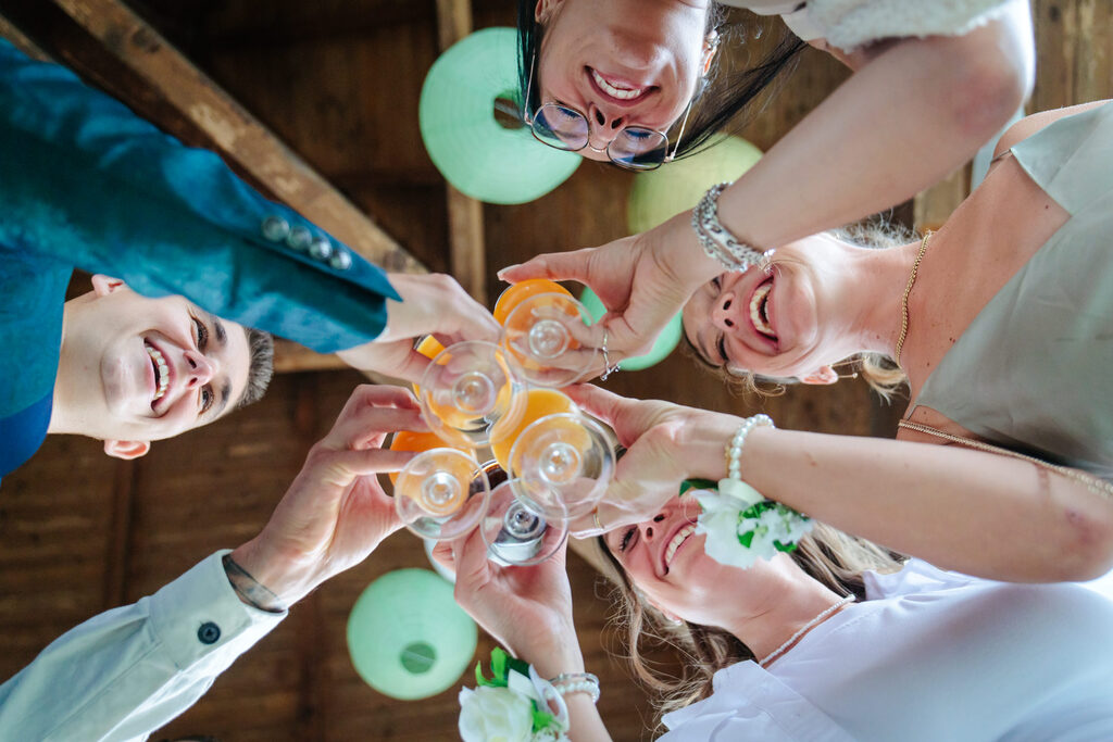 Vin d'honneur vu d'en bas, photo prise par Florian Fauvarque photographe de mariage à Grenoble et en Isère