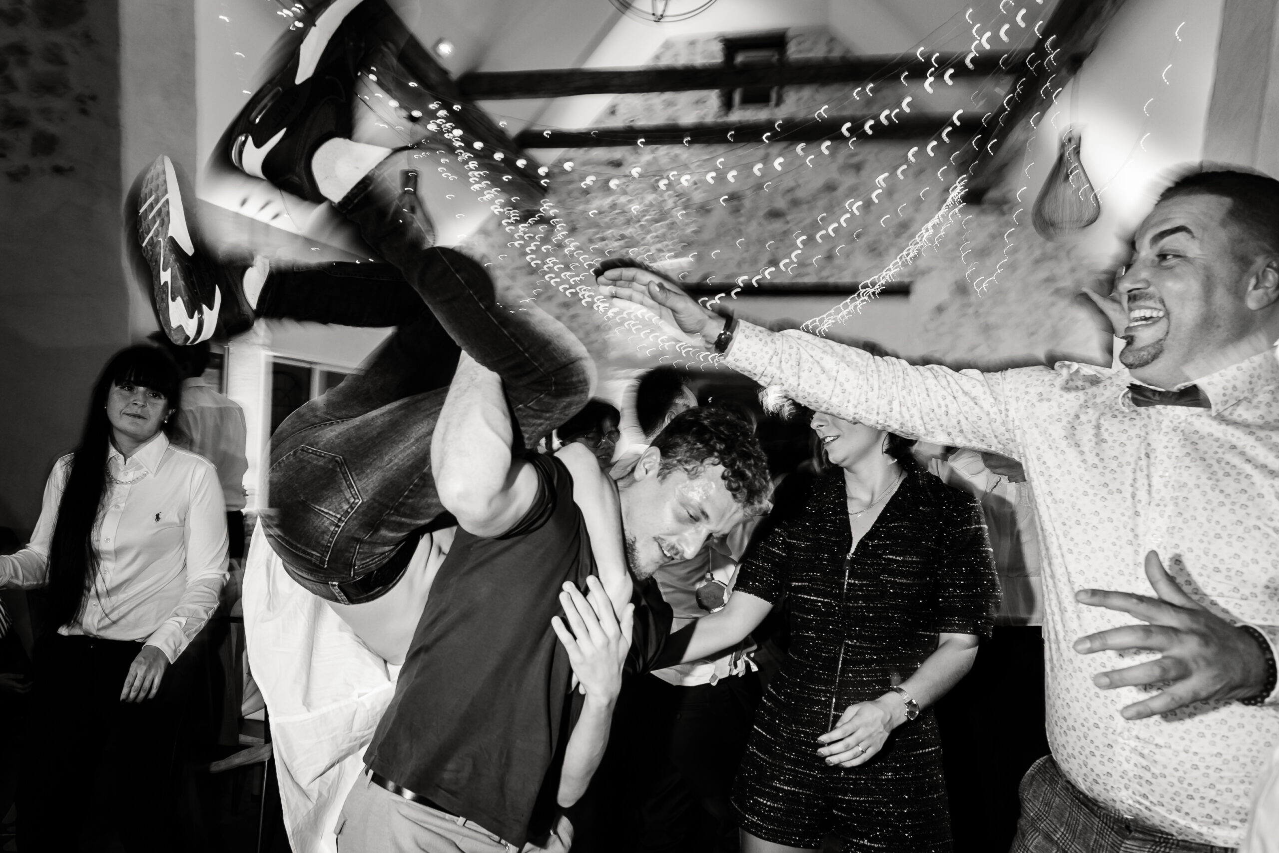 Célébration animée à une réception de mariage festive, photo prise par Florian Fauvarque photographe de mariage à Grenoble et en Isère