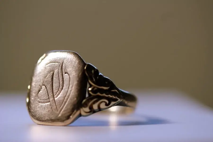 Bague en or avec gravure élégante