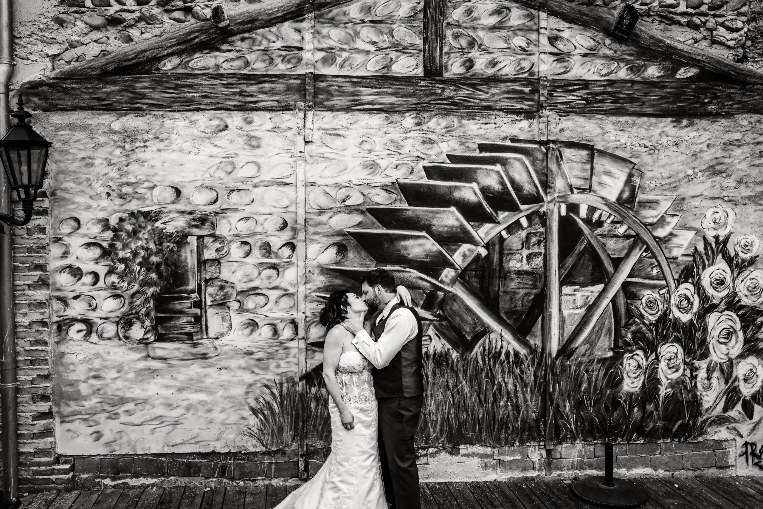 Mariage devant une fresque romantique, photo prise par Florian Fauvarque photographe de mariage à Grenoble et en Isère