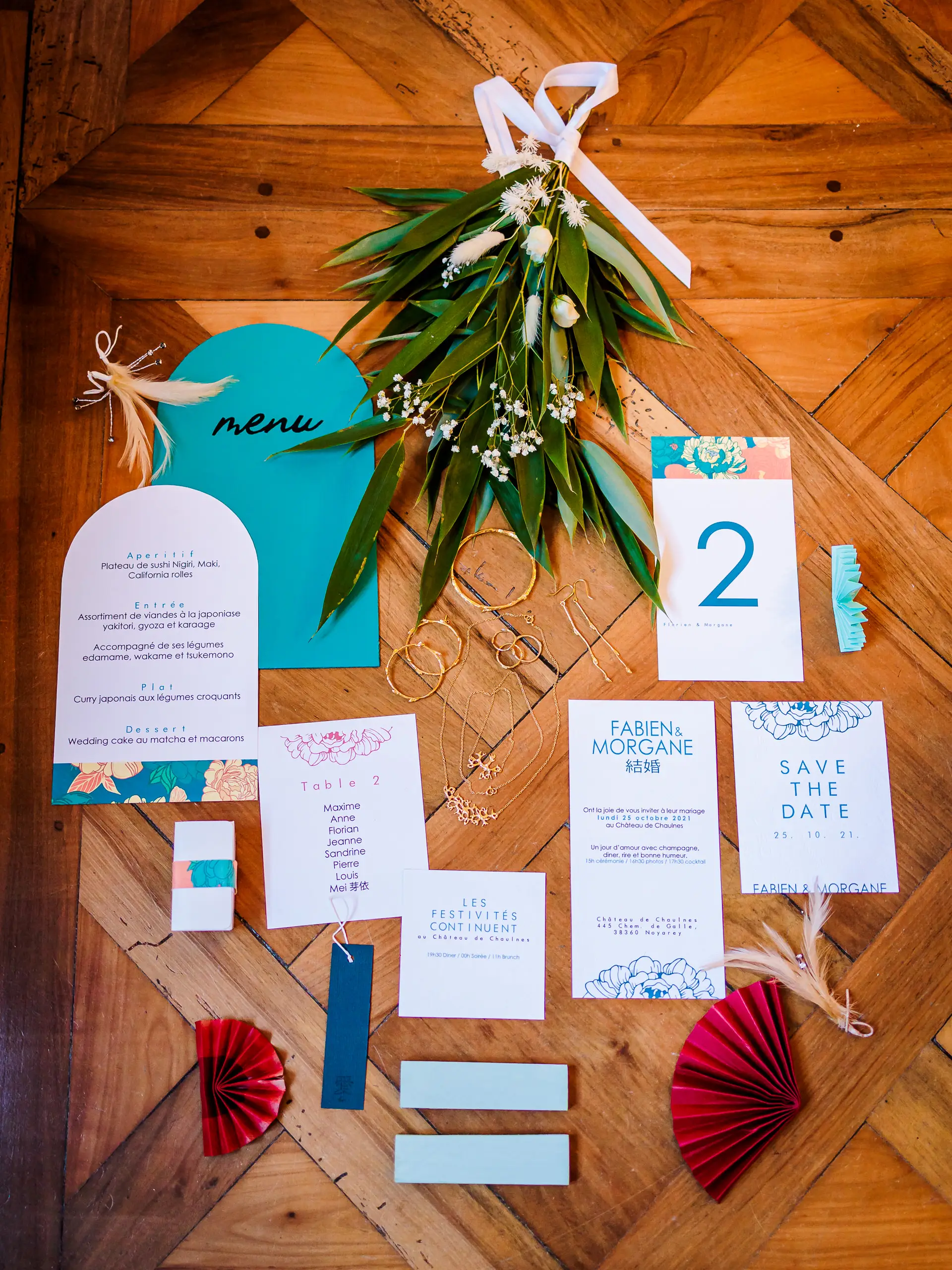 Papeterie de mariage élégante sur un sol en bois, photo prise par Florian Fauvarque photographe de mariage à Grenoble et en Isère