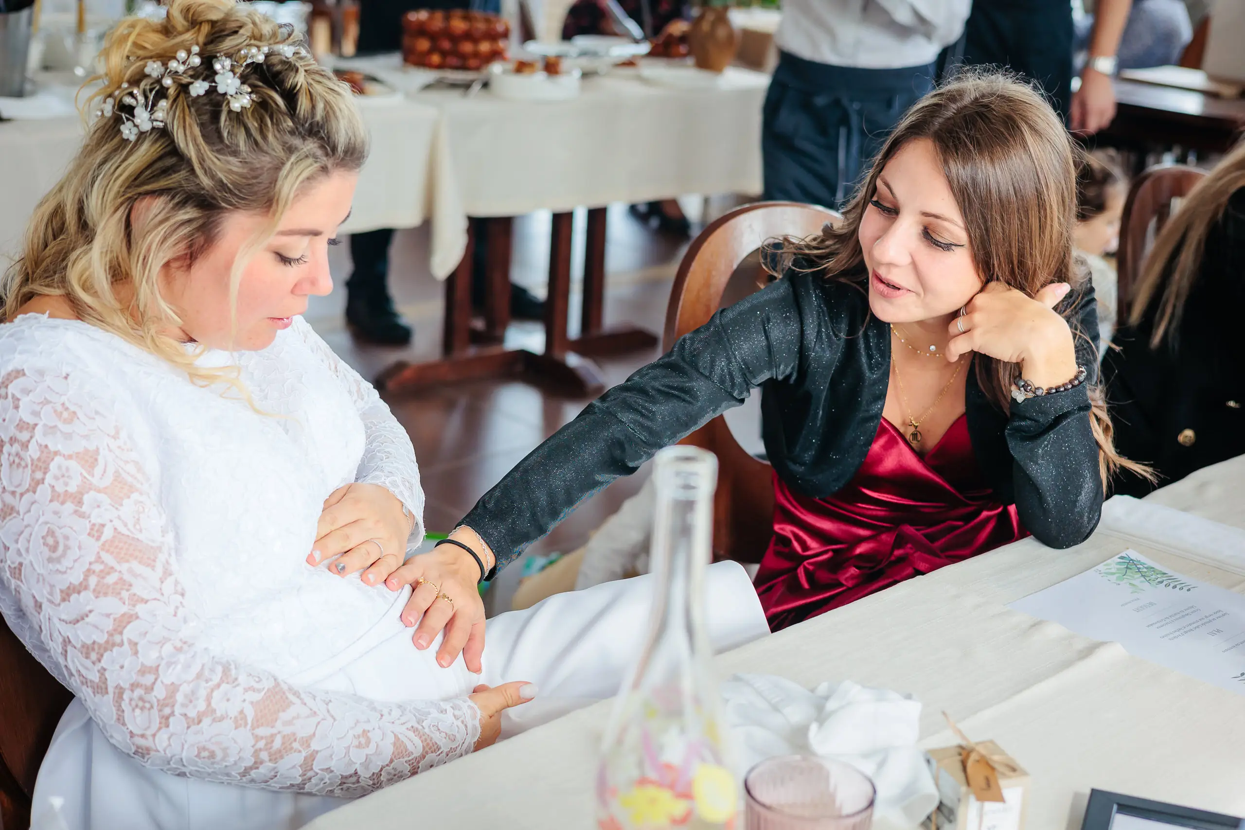 Mariée avec invitée au mariage à Grenoble, photo prise par Florian Fauvarque photographe de mariage à Grenoble et en Isère