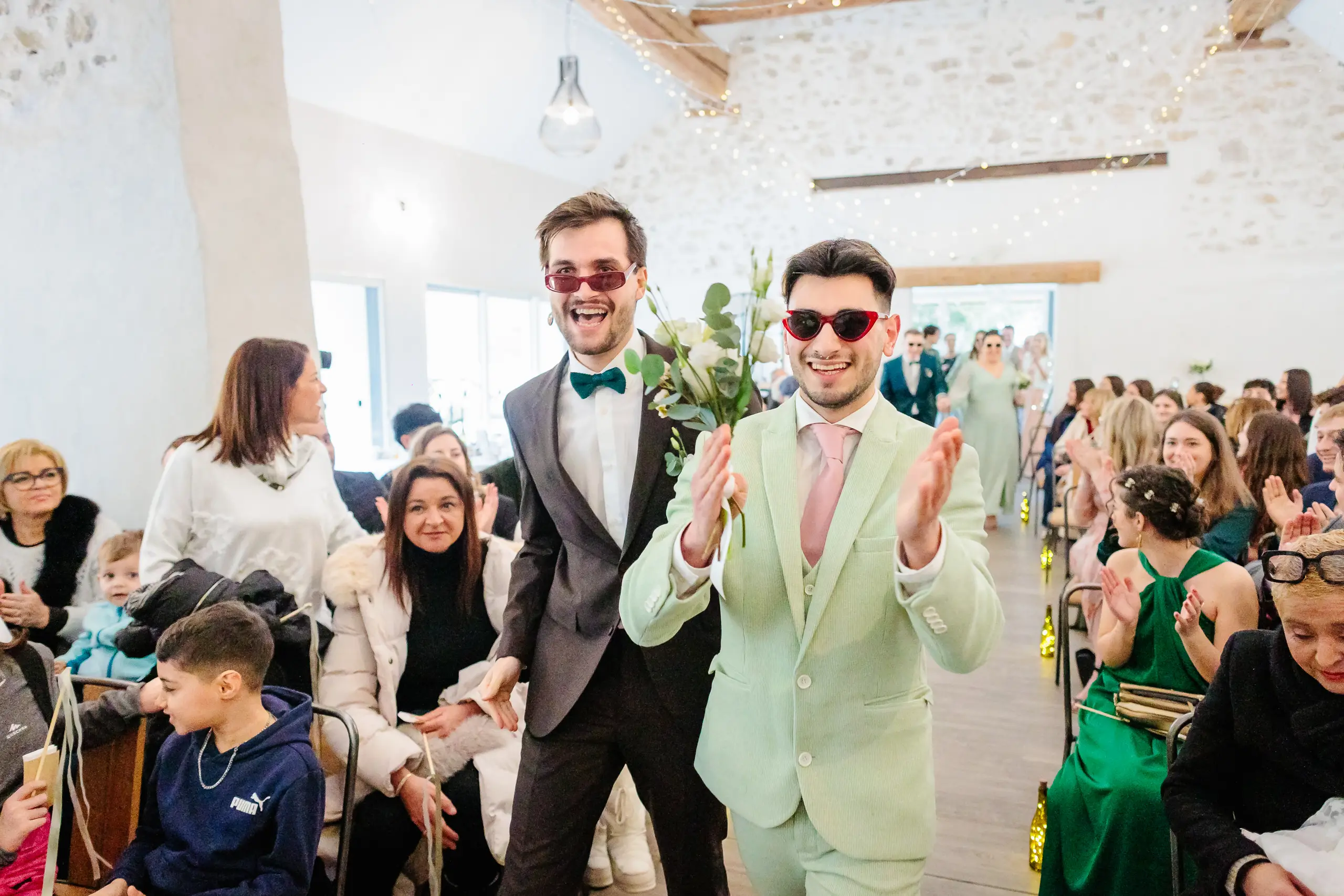 Invités élégants en costume dans une cérémonie de mariage, photo prise par Florian Fauvarque photographe de mariage à Grenoble et en Isère