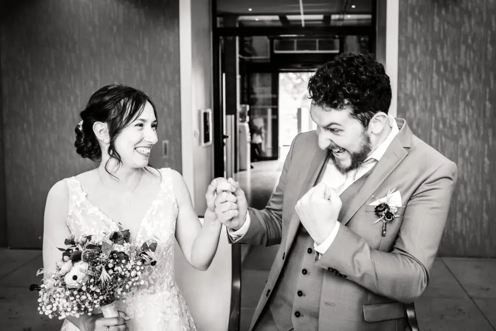 Jeune couple célébrant leur mariage avec joie, photo prise par Florian Fauvarque photographe de mariage à Grenoble et en Isère