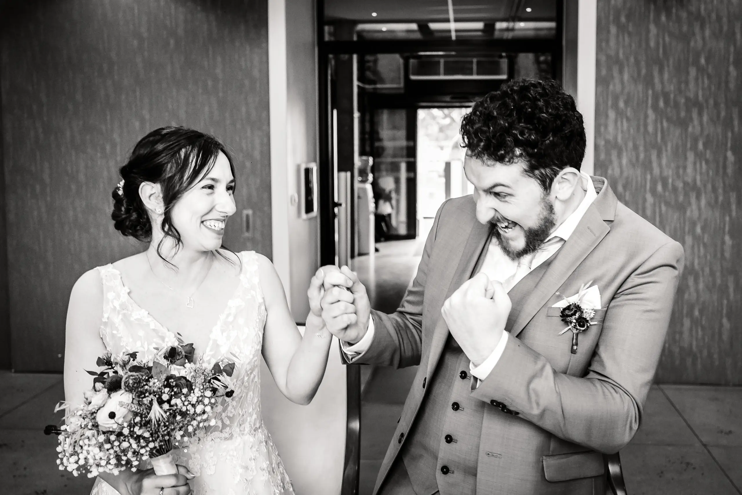 Jeune couple célébrant leur mariage avec joie, photo prise par Florian Fauvarque photographe de mariage à Grenoble et en Isère