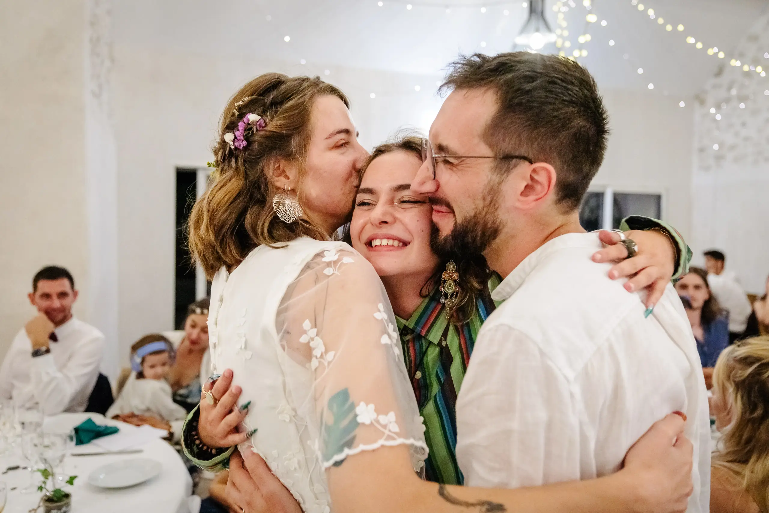 Célébration de mariage avec des amis souriants, photo prise par Florian Fauvarque photographe de mariage à Grenoble et en Isère