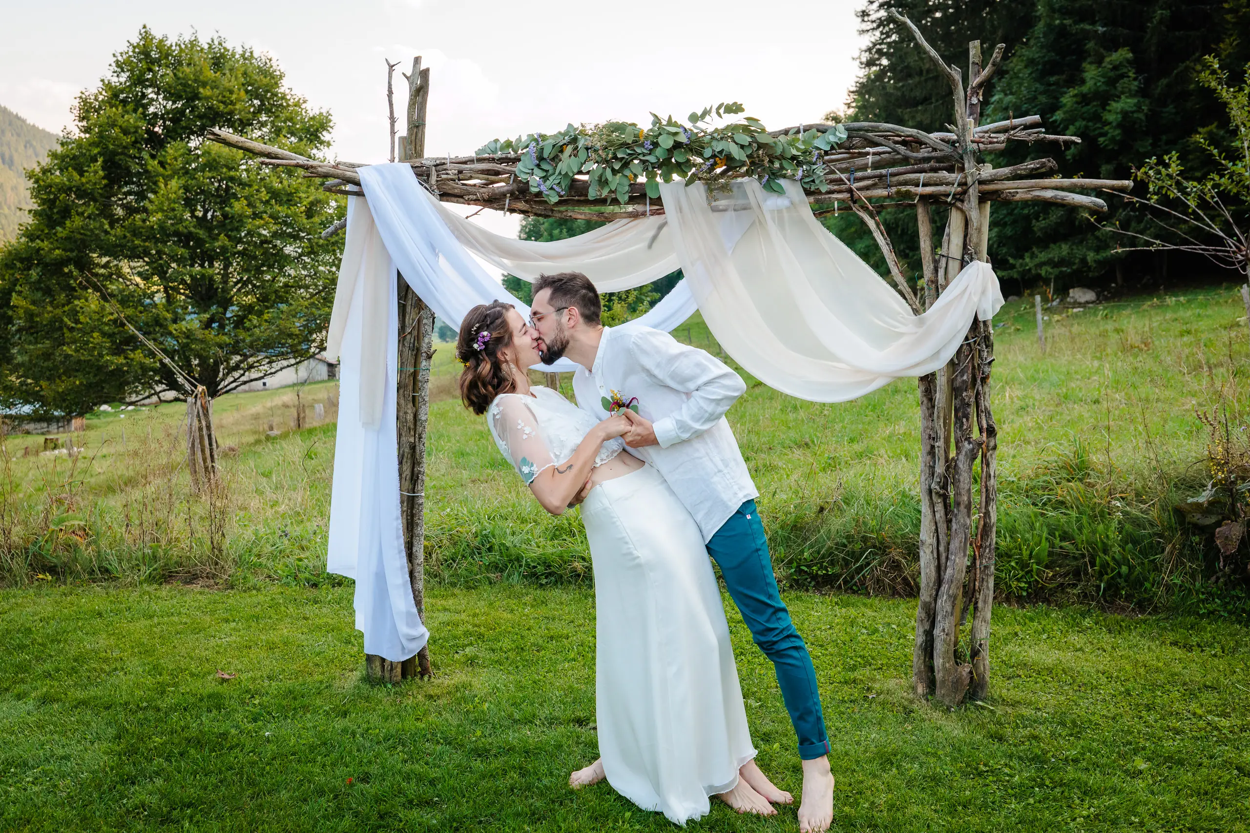 Mariage champêtre en extérieur avec un couple romantique, photo prise par Florian Fauvarque photographe de mariage à Grenoble et en Isère