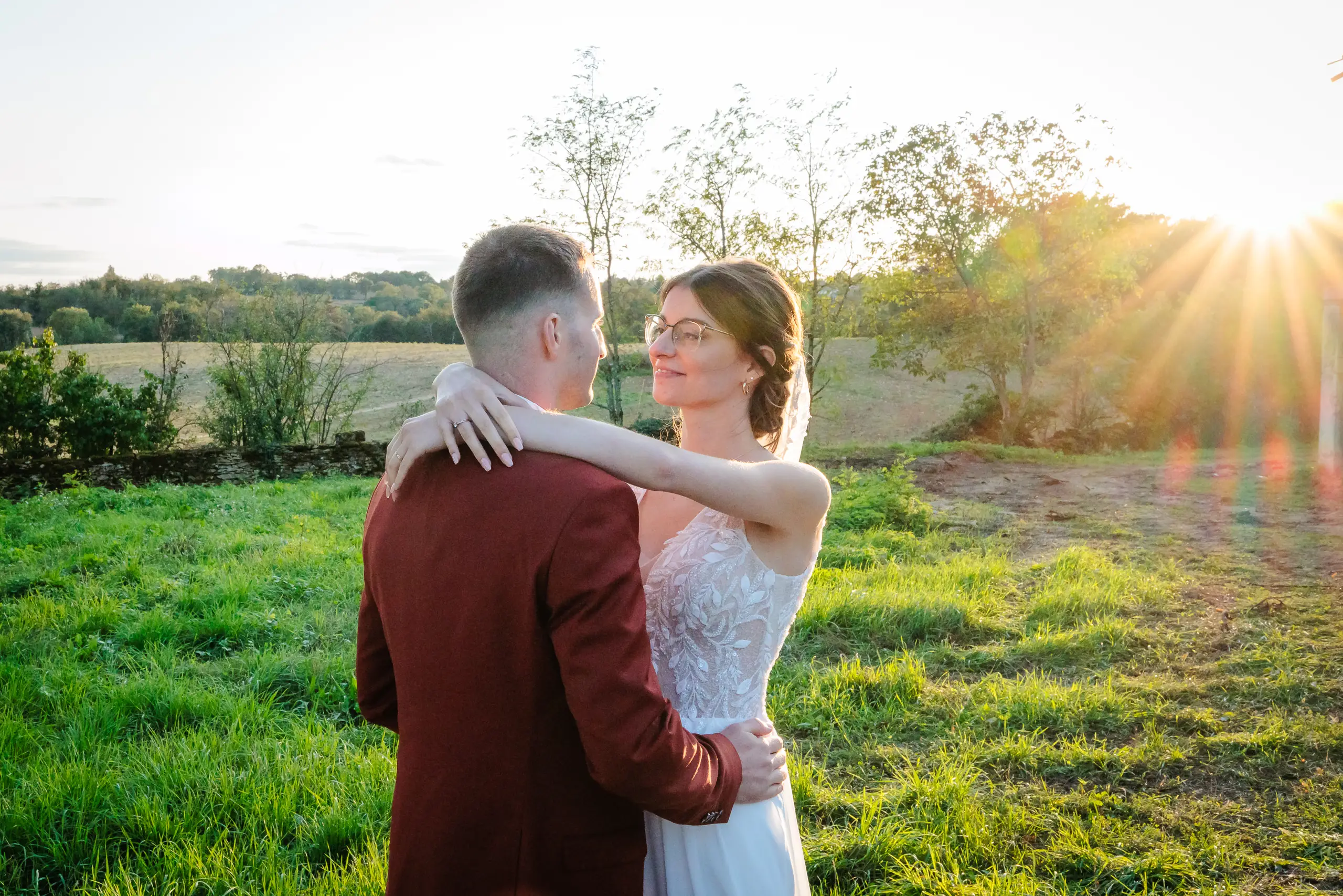 Mariage au coucher du soleil dans la nature, photo prise par Florian Fauvarque photographe de mariage à Grenoble et en Isère