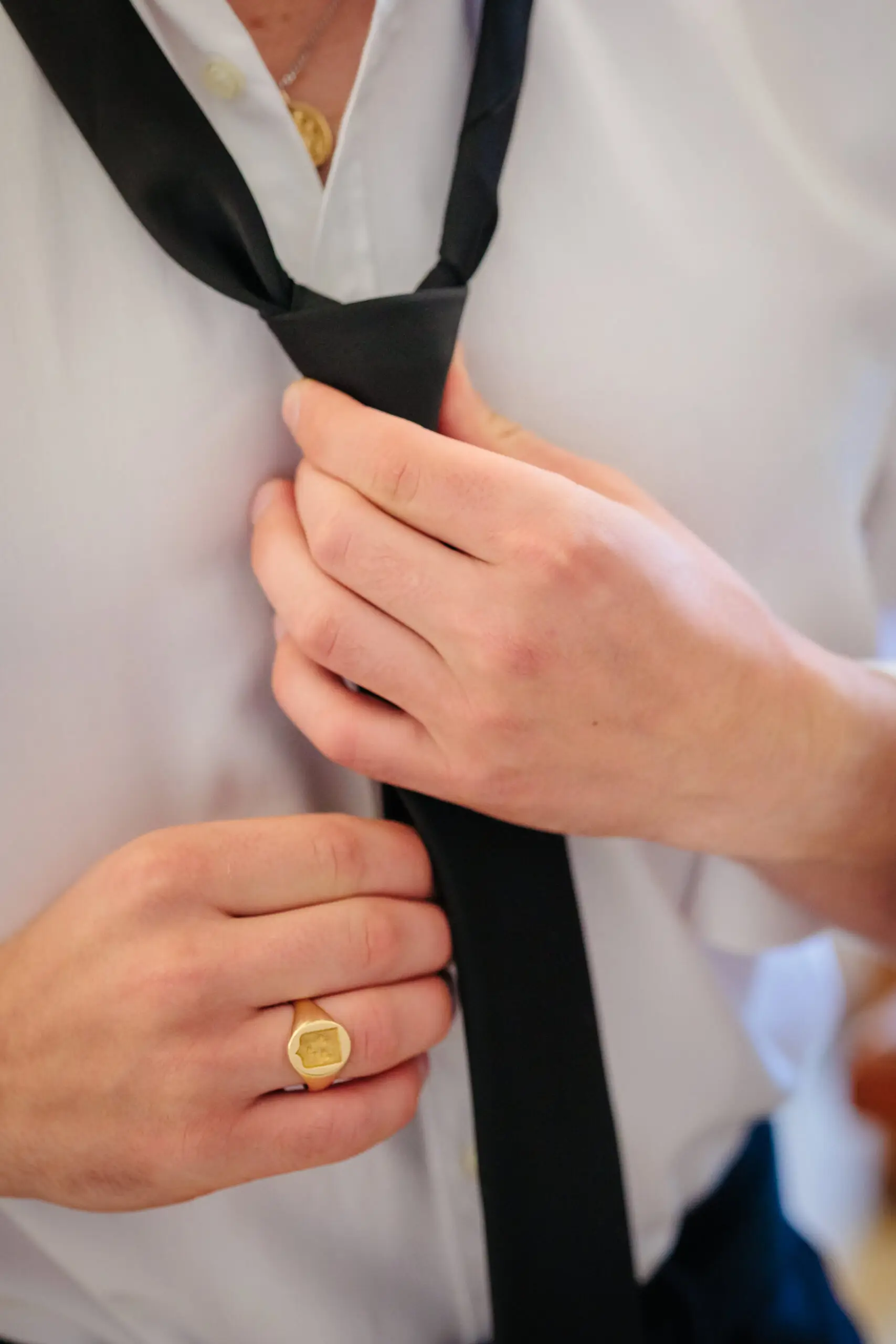 Noeud de cravate élégante préparé pour le mariage, photo prise par Florian Fauvarque photographe de mariage à Grenoble et en Isère