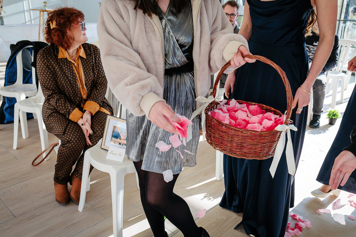 Distribution de pétales à un mariage, photo prise par Florian Fauvarque photographe de mariage à Grenoble et en Isère