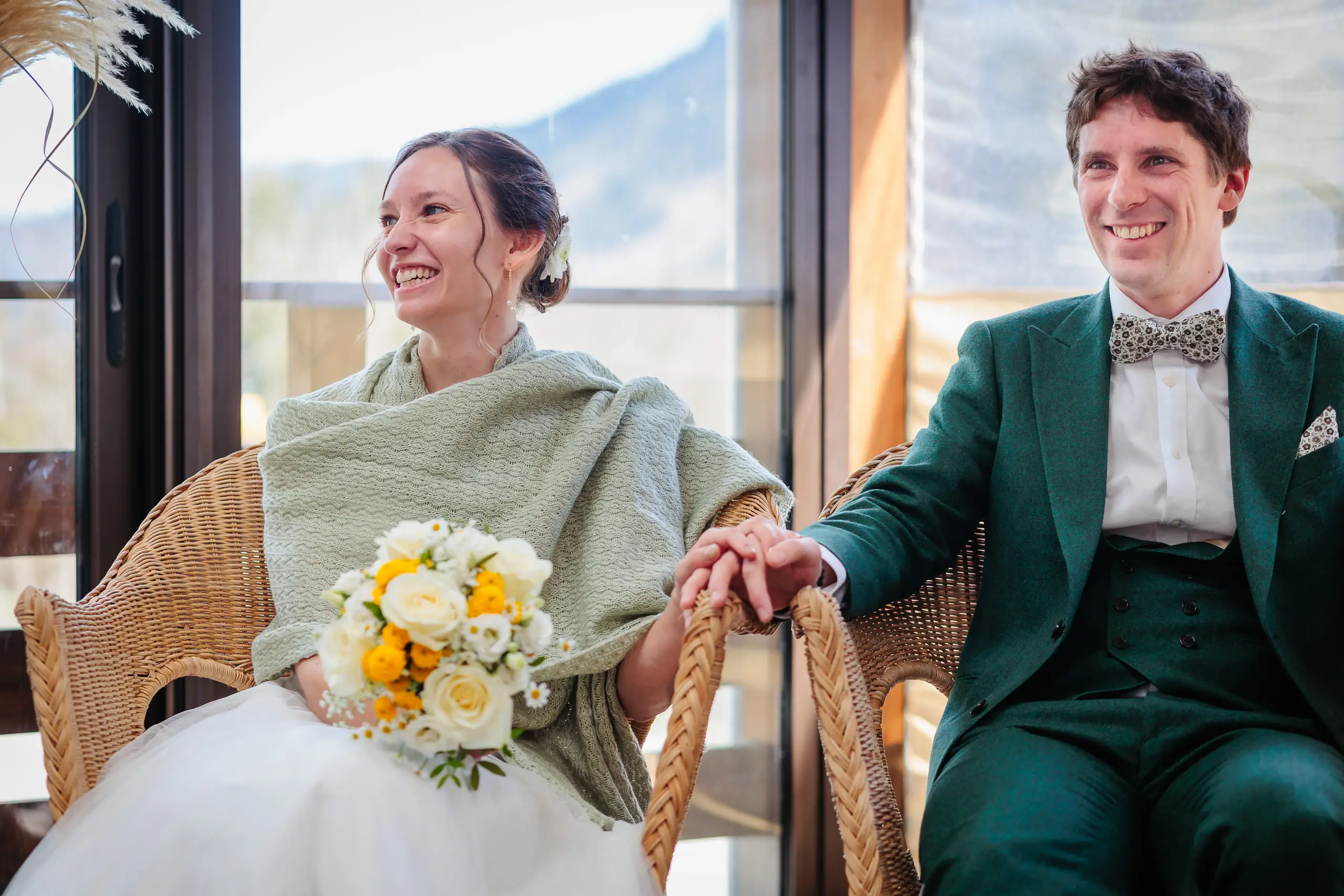 Mariage heureux couple souriant bouquet jaune et blanc, photo prise par Florian Fauvarque photographe de mariage à Grenoble et en Isère